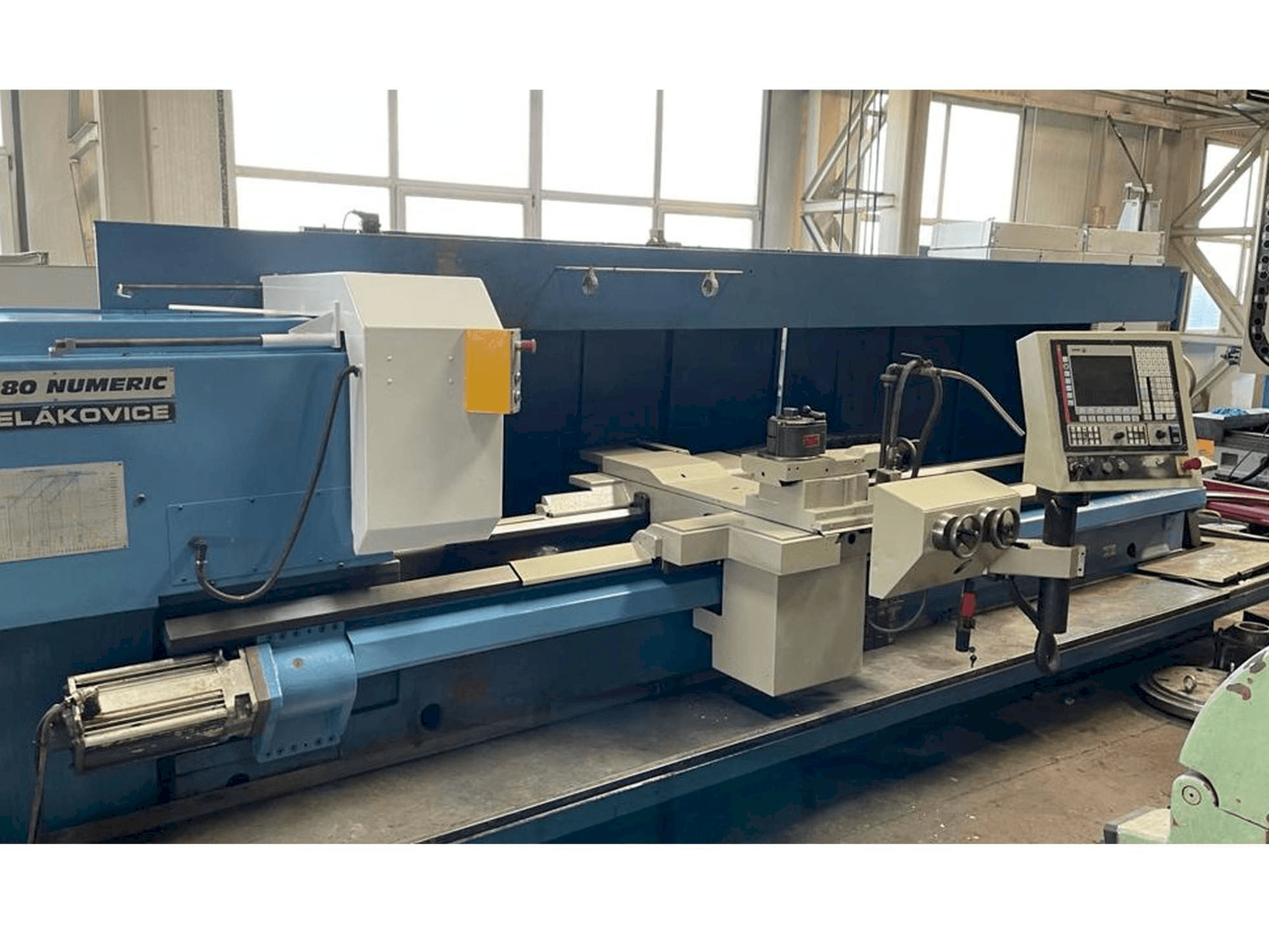 A TOS SUA 80 / 3500 gép elölnézete