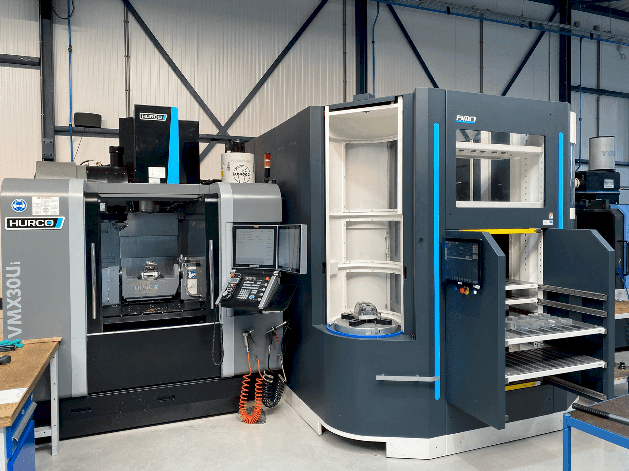 A Hurco VMX30Ui + BMO Automation Titanium 50 gép elölnézete