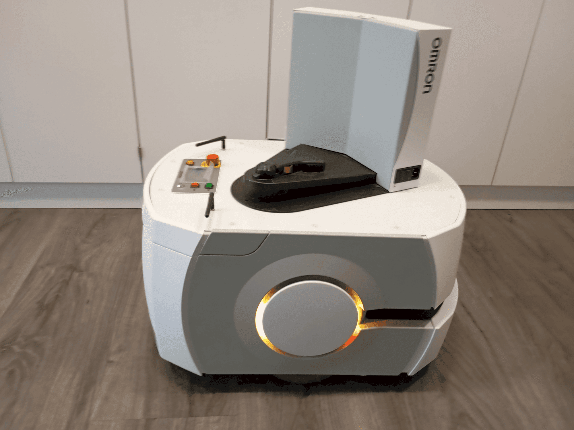 A OMRON LD90 gép elölnézete