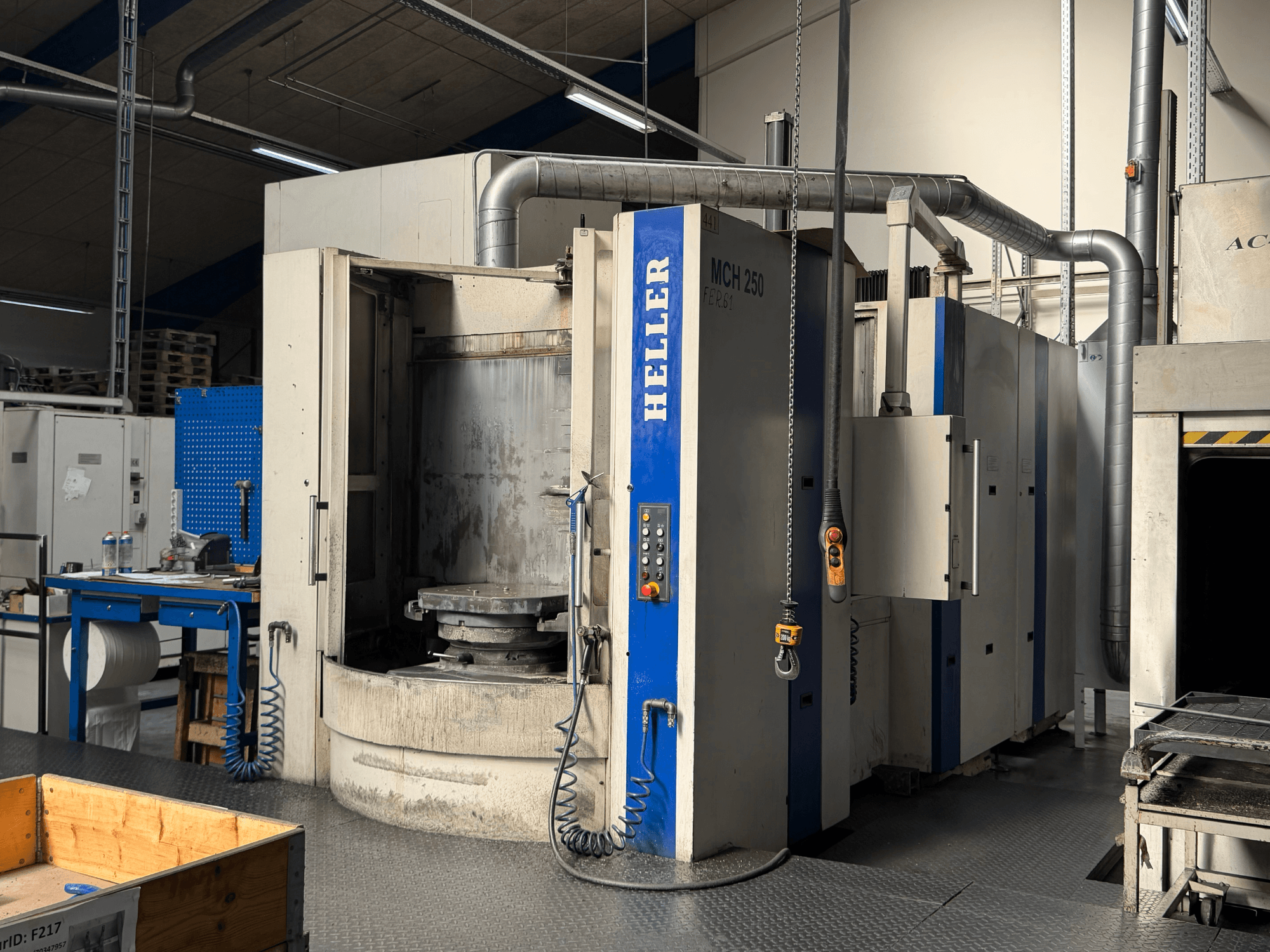 A HELLER MCH 250 vízszintes megmunkálóközpont előlnézetből, kezelőpanellel, nagy forgóasztallal és ipari környezettel.