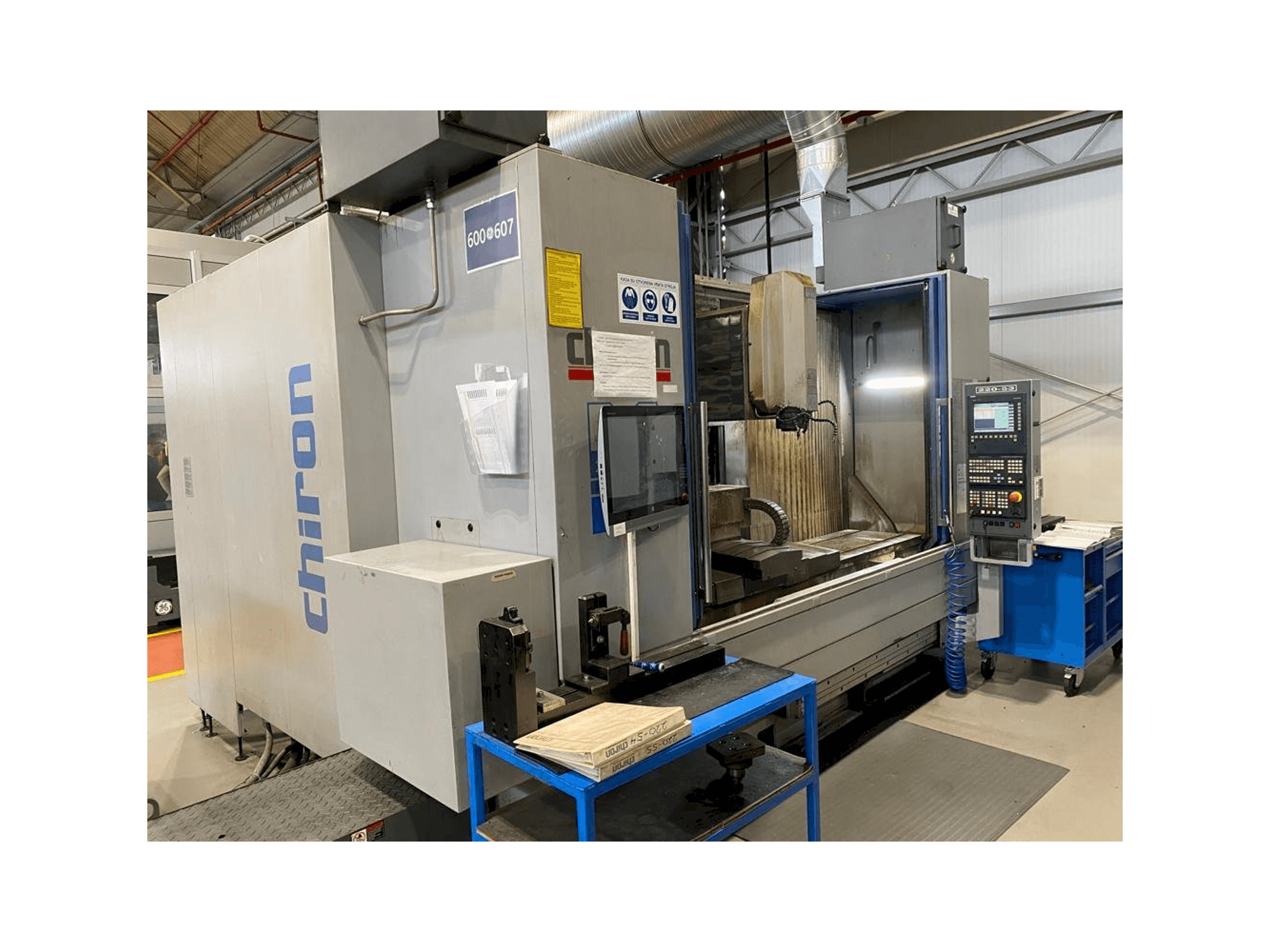 A CHIRON MILL 2000 gép elölnézete