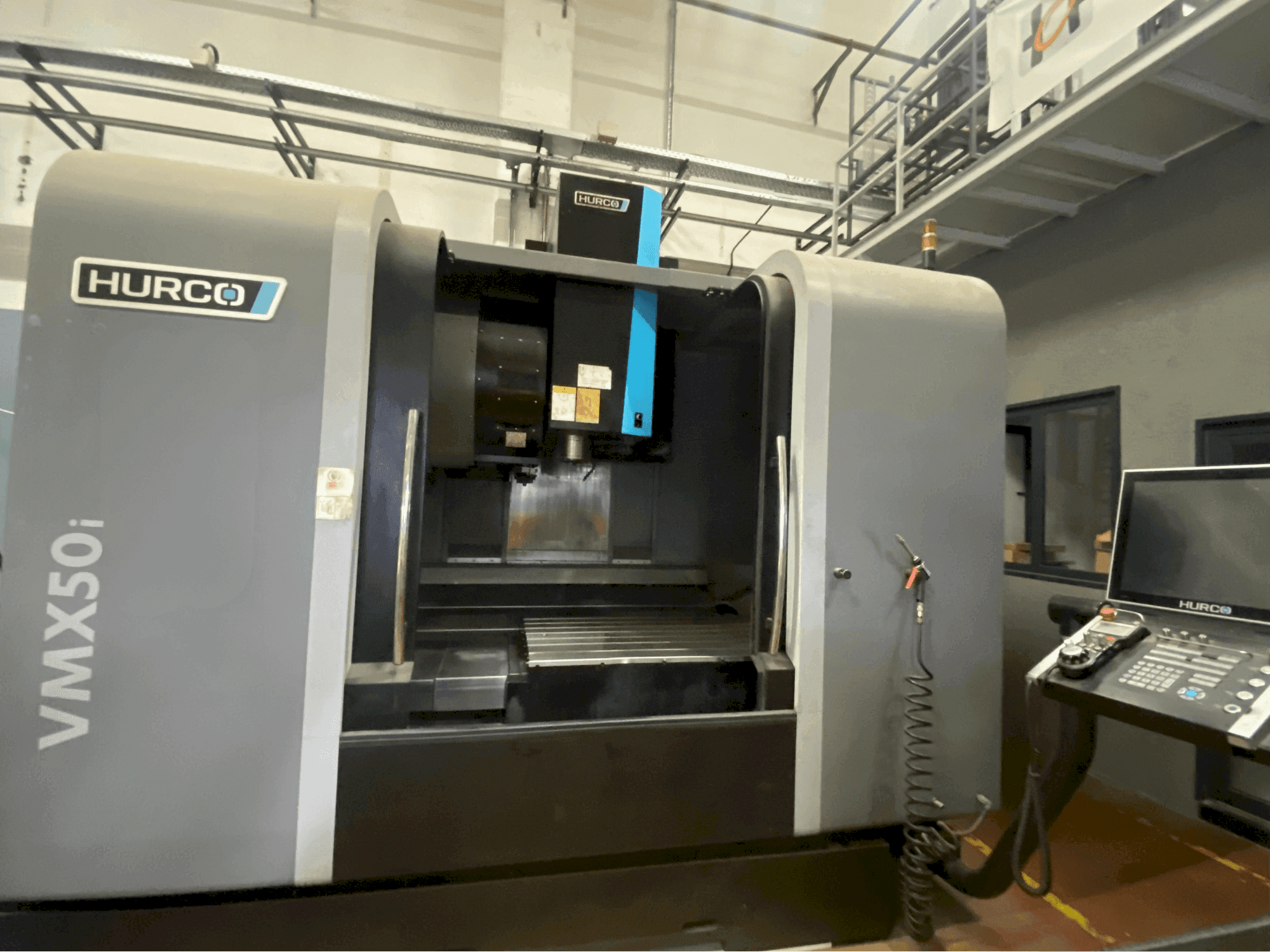 A Hurco VMX50i gép elölnézete