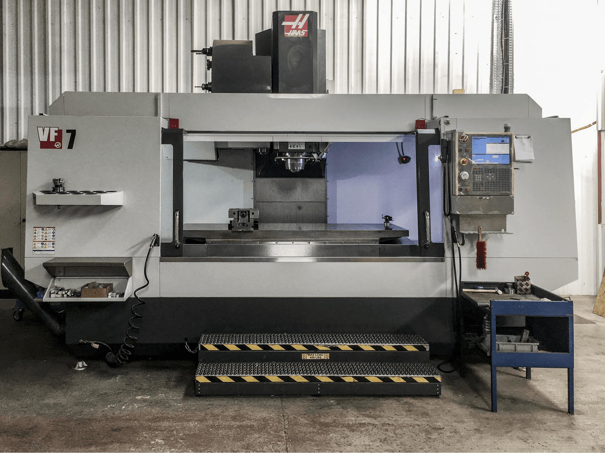 A HAAS VF-7/50 gép elölnézete