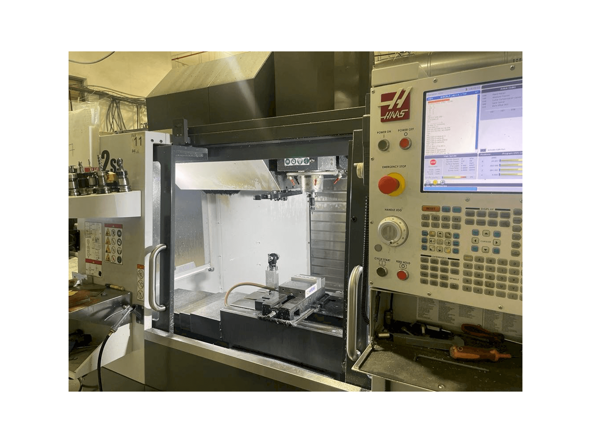 A HAAS VF-2SS gép elölnézete