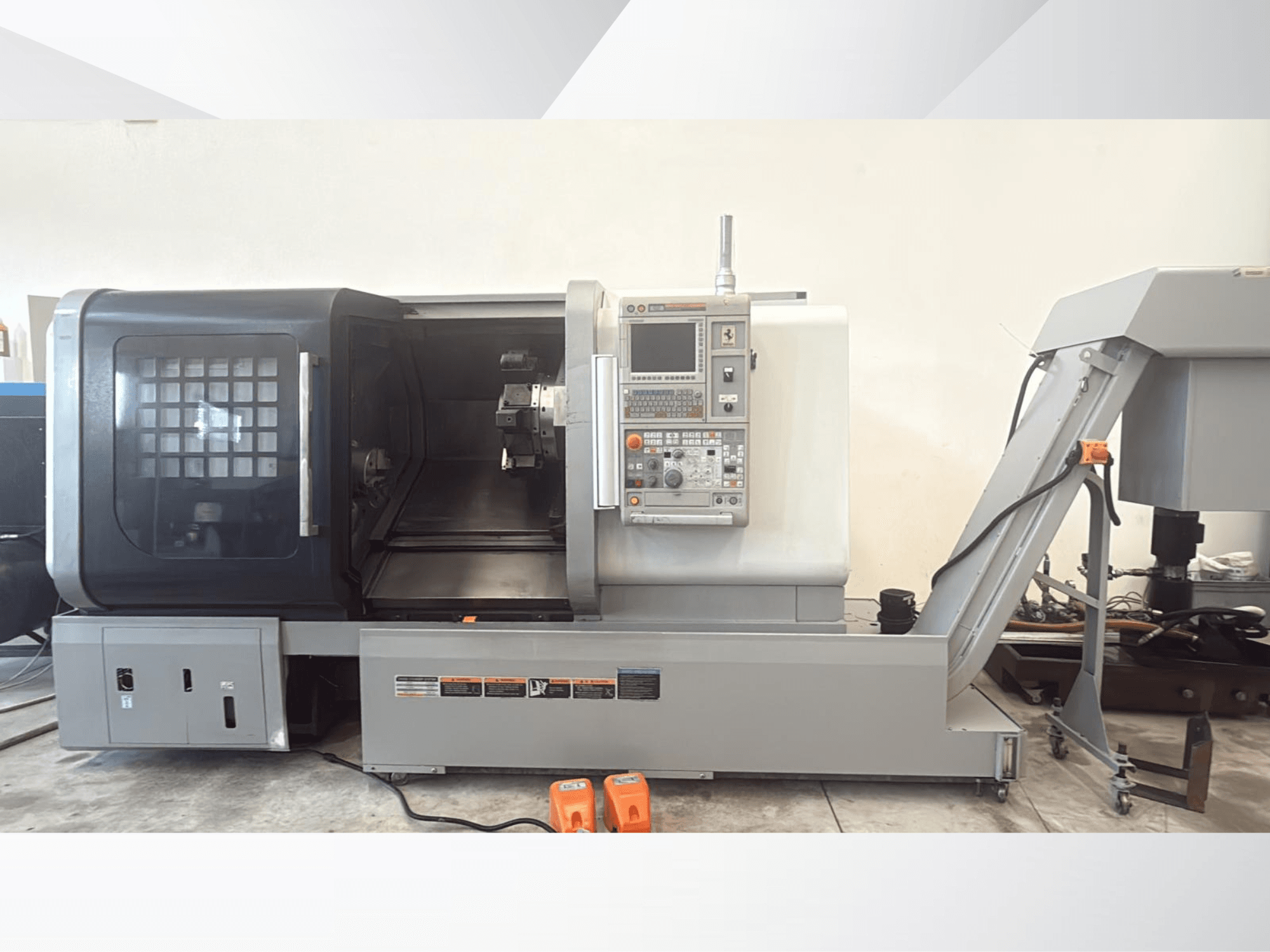 A MORI SEIKI NLX 2500M vízszintes eszterga elölnézetben, a vezérlőpanellel és a megmunkáláshoz szükséges szabad hozzáféréssel.