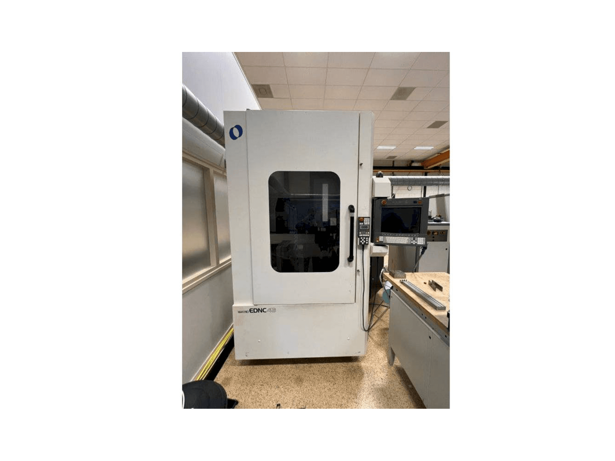 A Makino EDNC 43 gép elölnézete