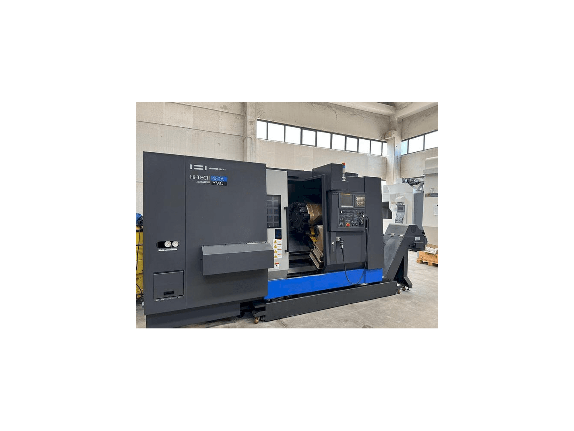 A HWACHEON HI-ECO 450A YMC gép elölnézete