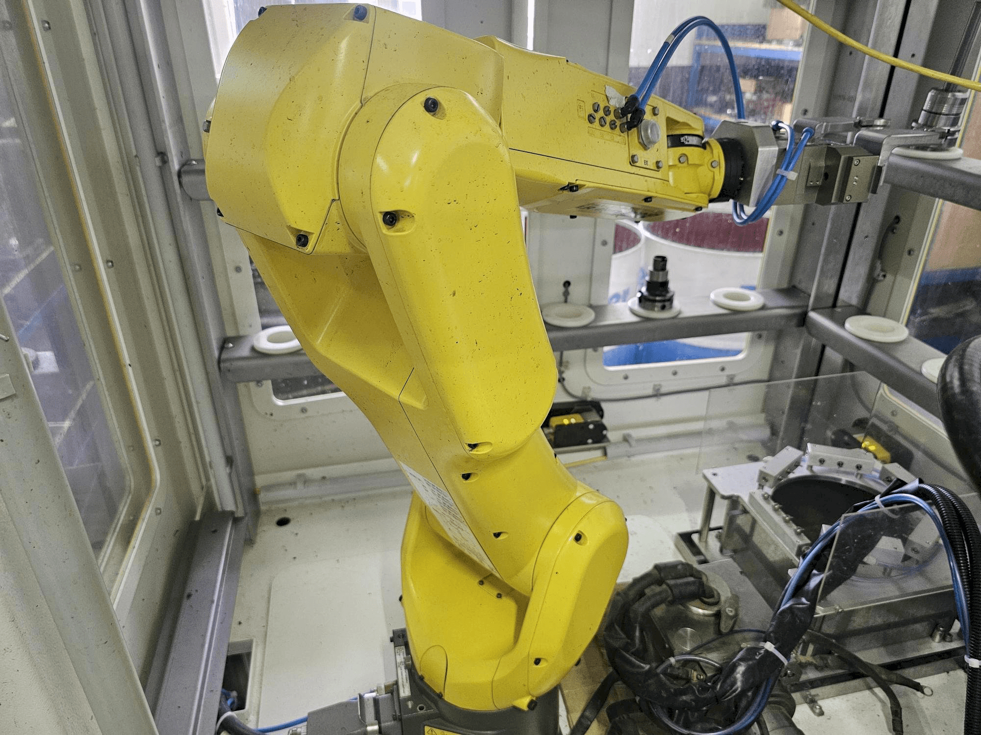 A FANUC LR Mate 200 id 7L gép elölnézete