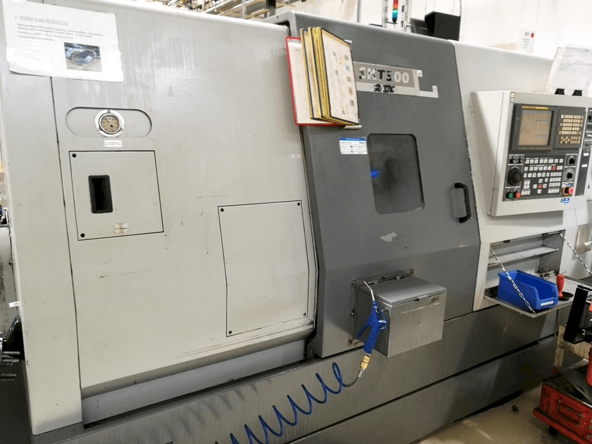 A Hyundai Kia SKT 300 gép elölnézete