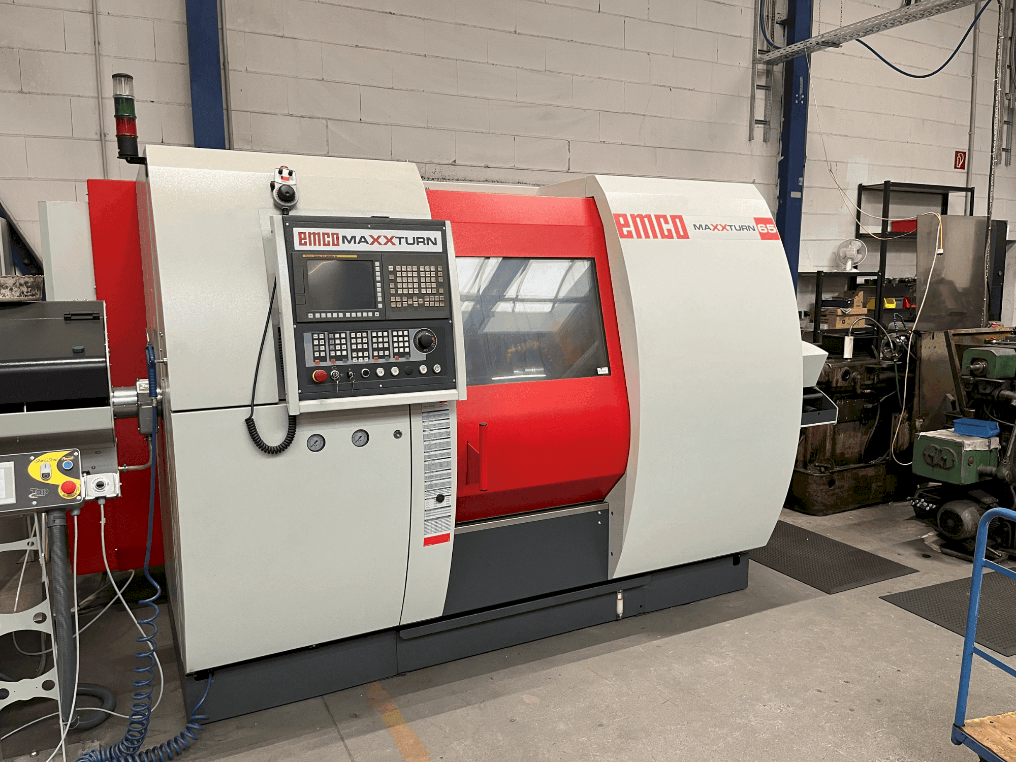 A EMCO MaxxTurn 65 SMY gép elölnézete