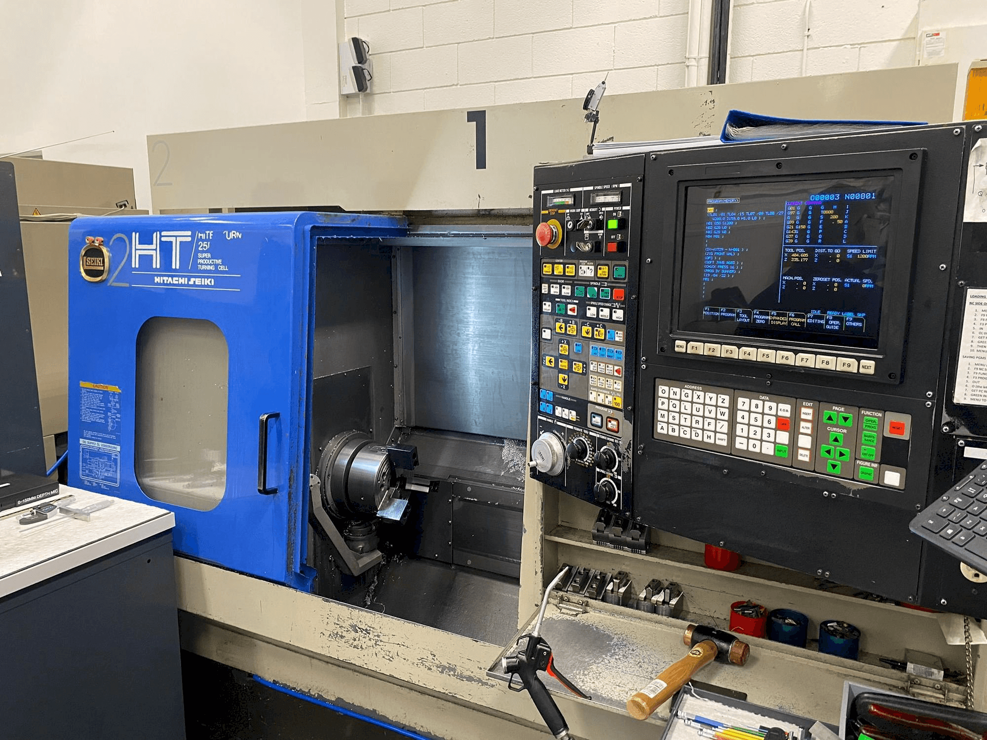 A HITACHI SEIKI Hi Tech 25R gép elölnézete