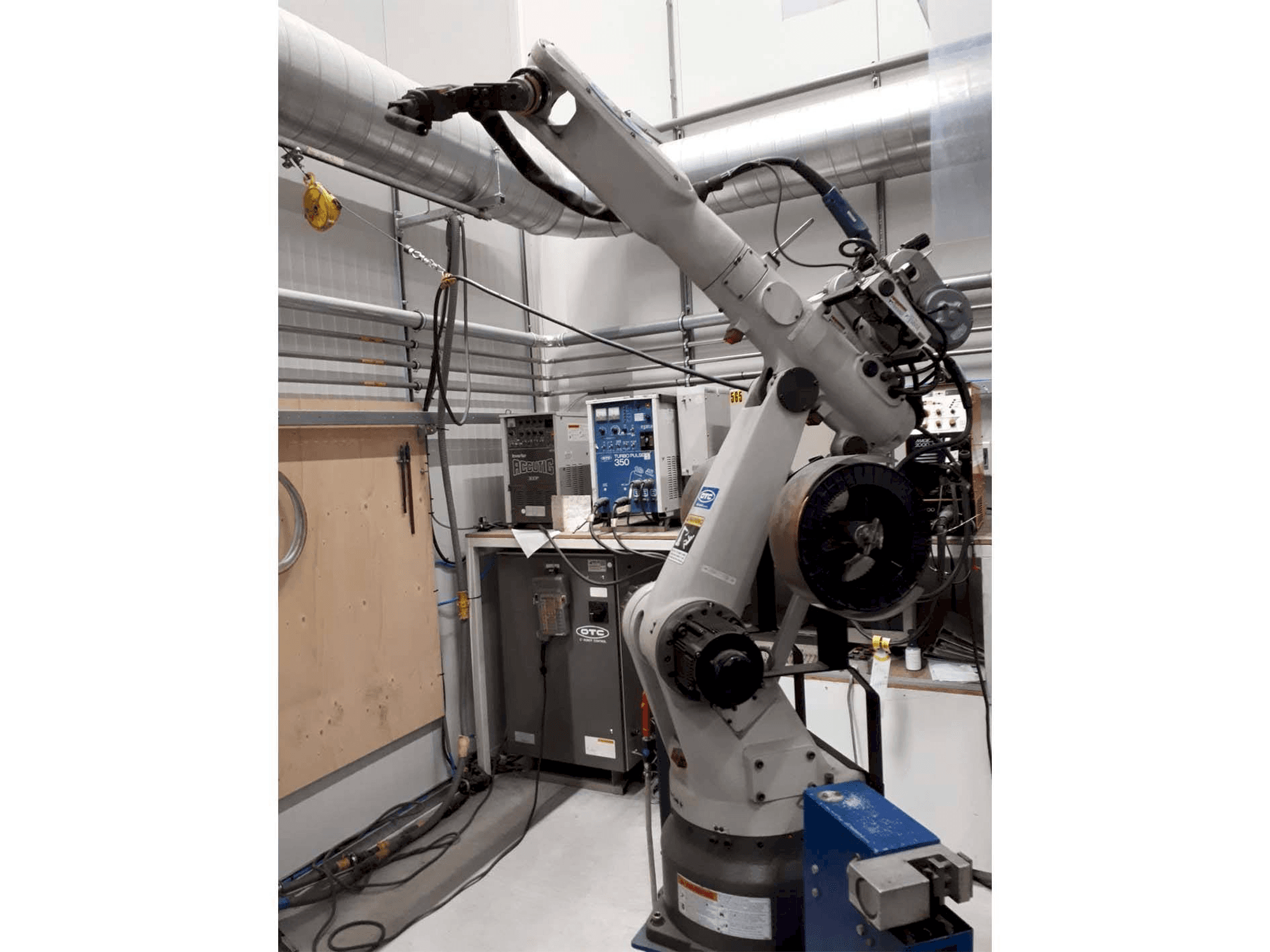 A OTC Daihen Welding Robot gép elölnézete