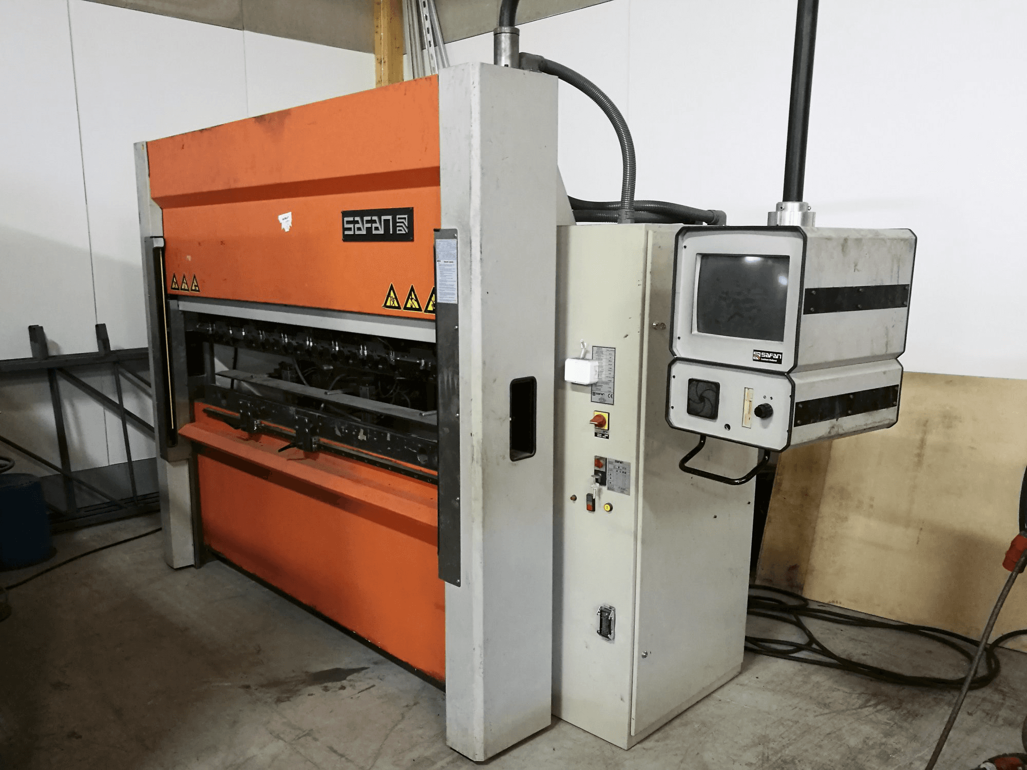 A Safan SMK-L 40-2550 TS1 gép jobb nézete