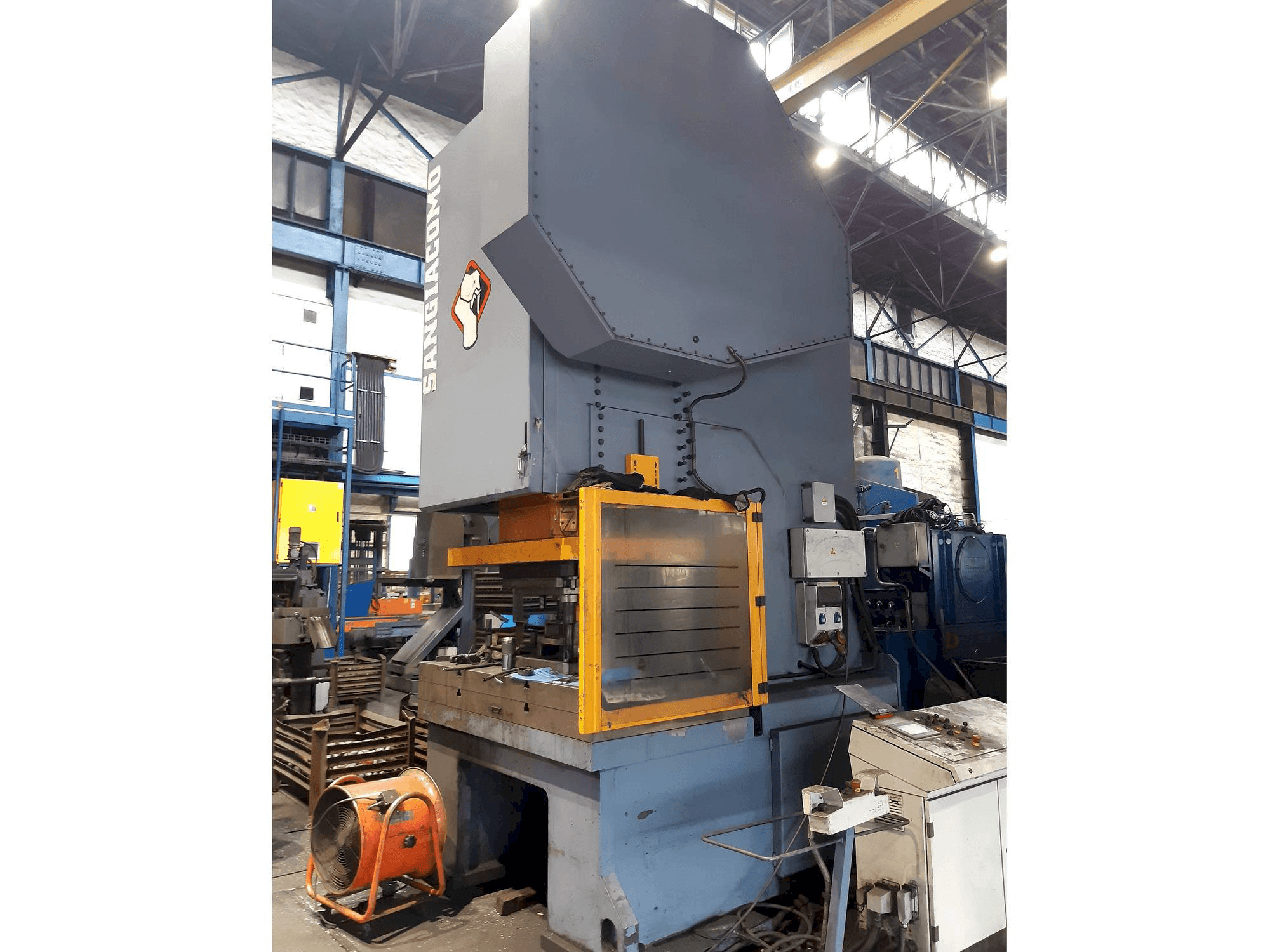 A Sangiacomo T.450 RCE gép elölnézete