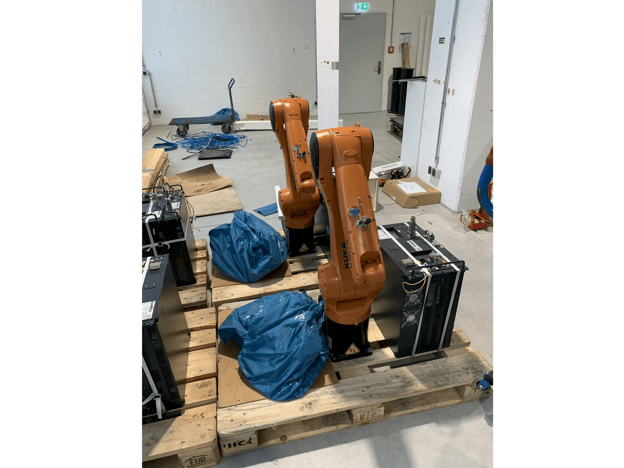 A KUKA KR10 R1100 with KR C4 COMPACT Controller gép elölnézete