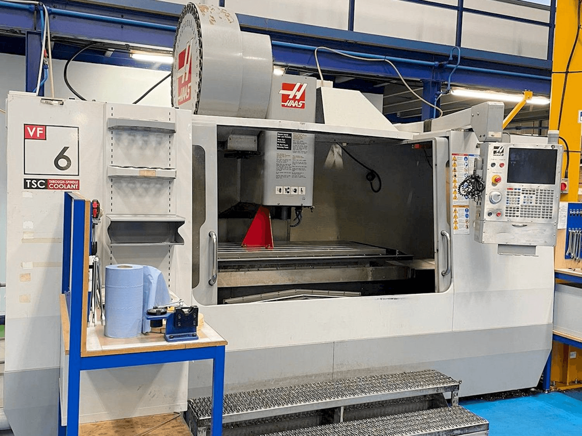 A HAAS VF-6 gép elölnézete
