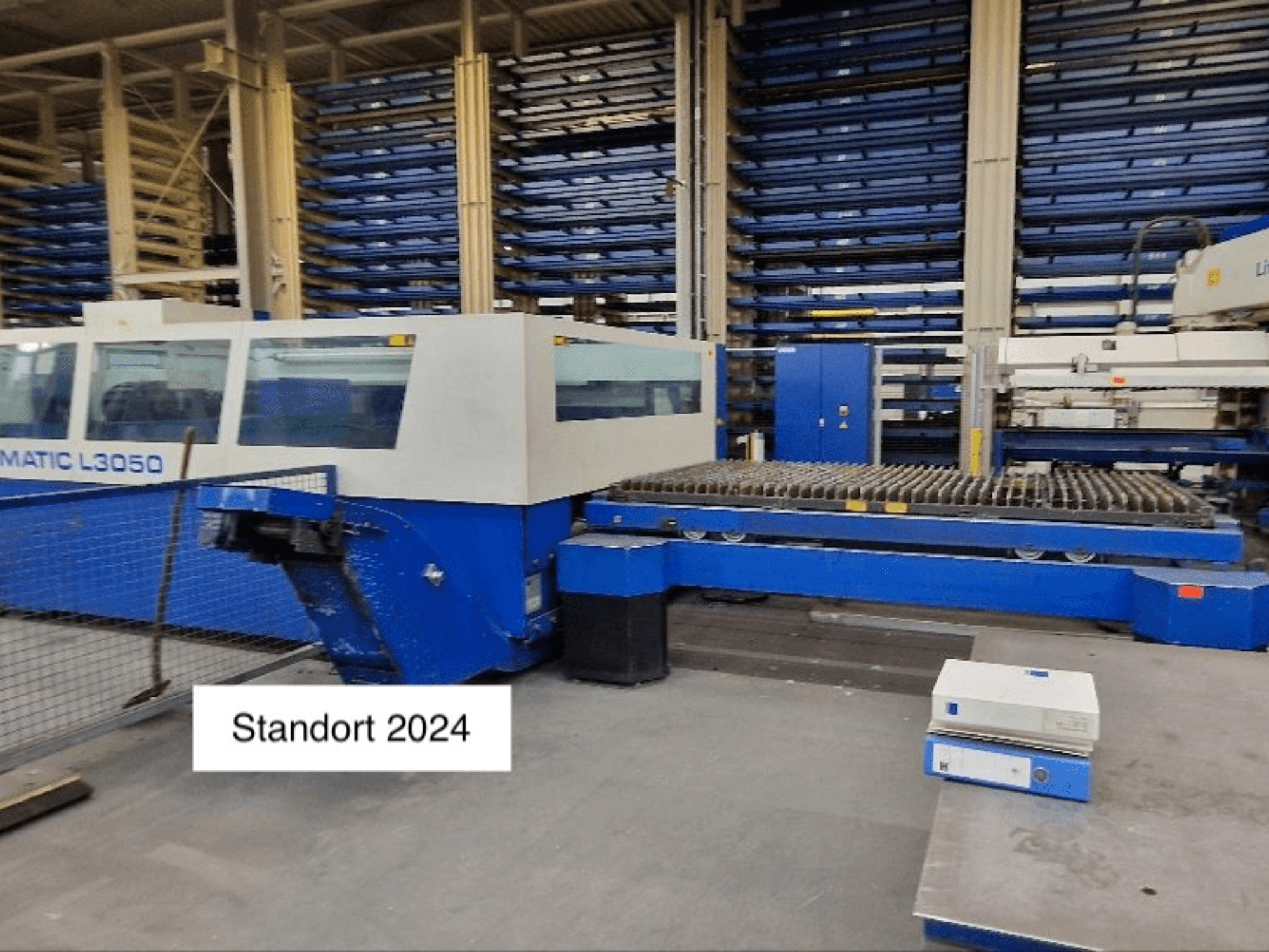 TRUMPF Trumatic L3050 CO2 lézervágógép elölnézetben, nagy vágóágy és kezelőpanel.