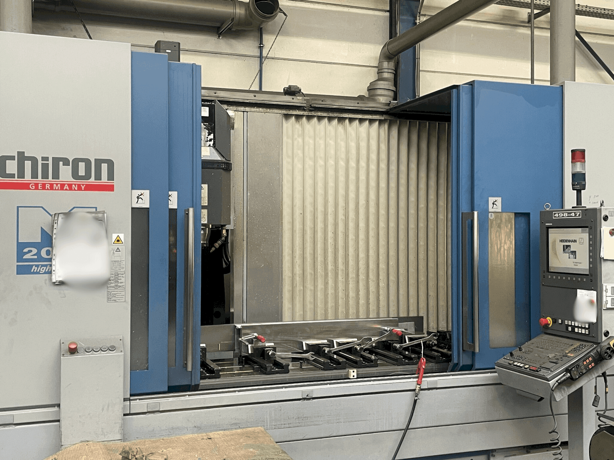 A CHIRON Mill 2000 gép elölnézete