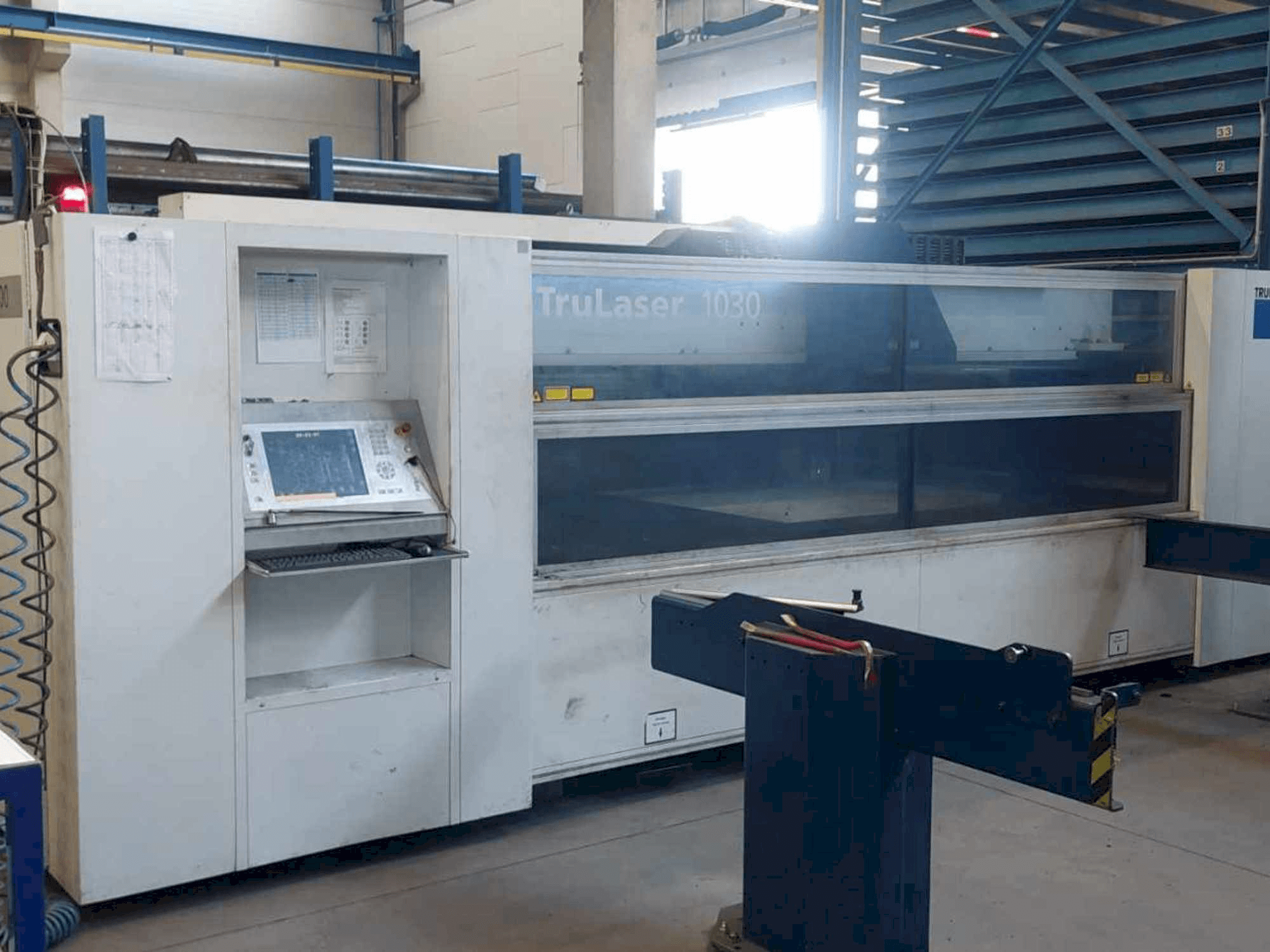A Trumpf TruLaser 1030 gép elölnézete