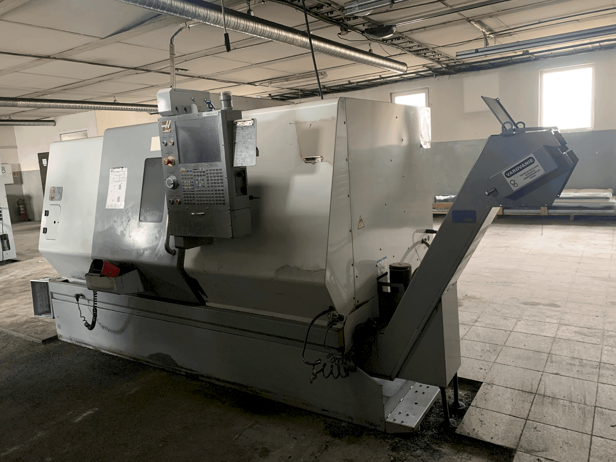 A HAAS HAAS SL-30HE gép elölnézete