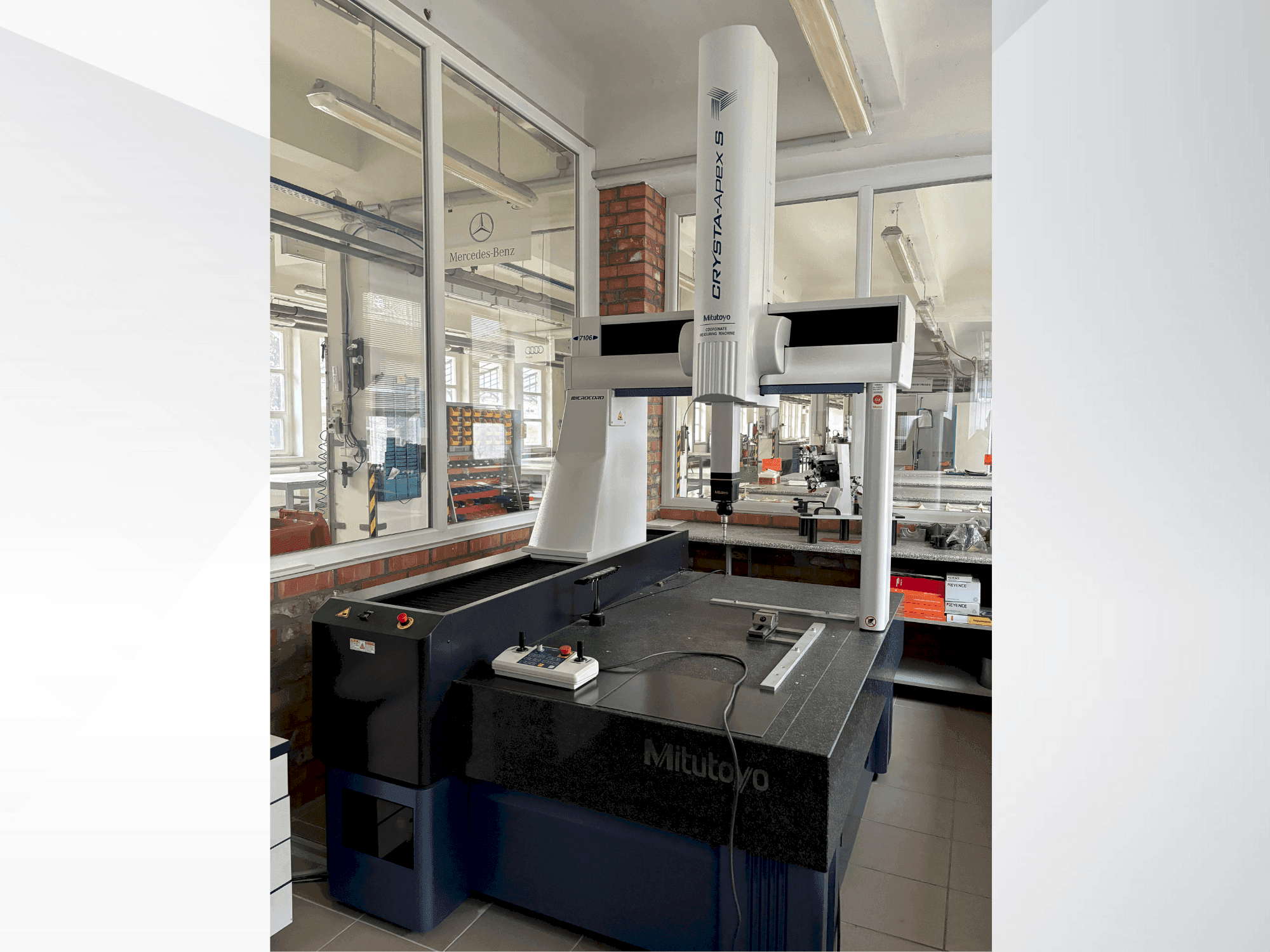 A Mitutoyo CRYSTA-Apex S7106 gép elölnézete