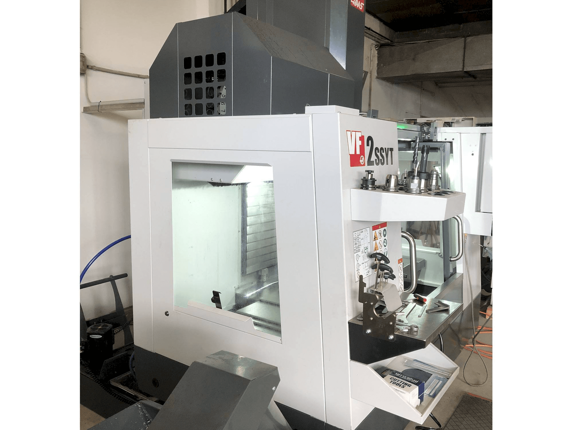 A HAAS VF-2SSYT gép elölnézete