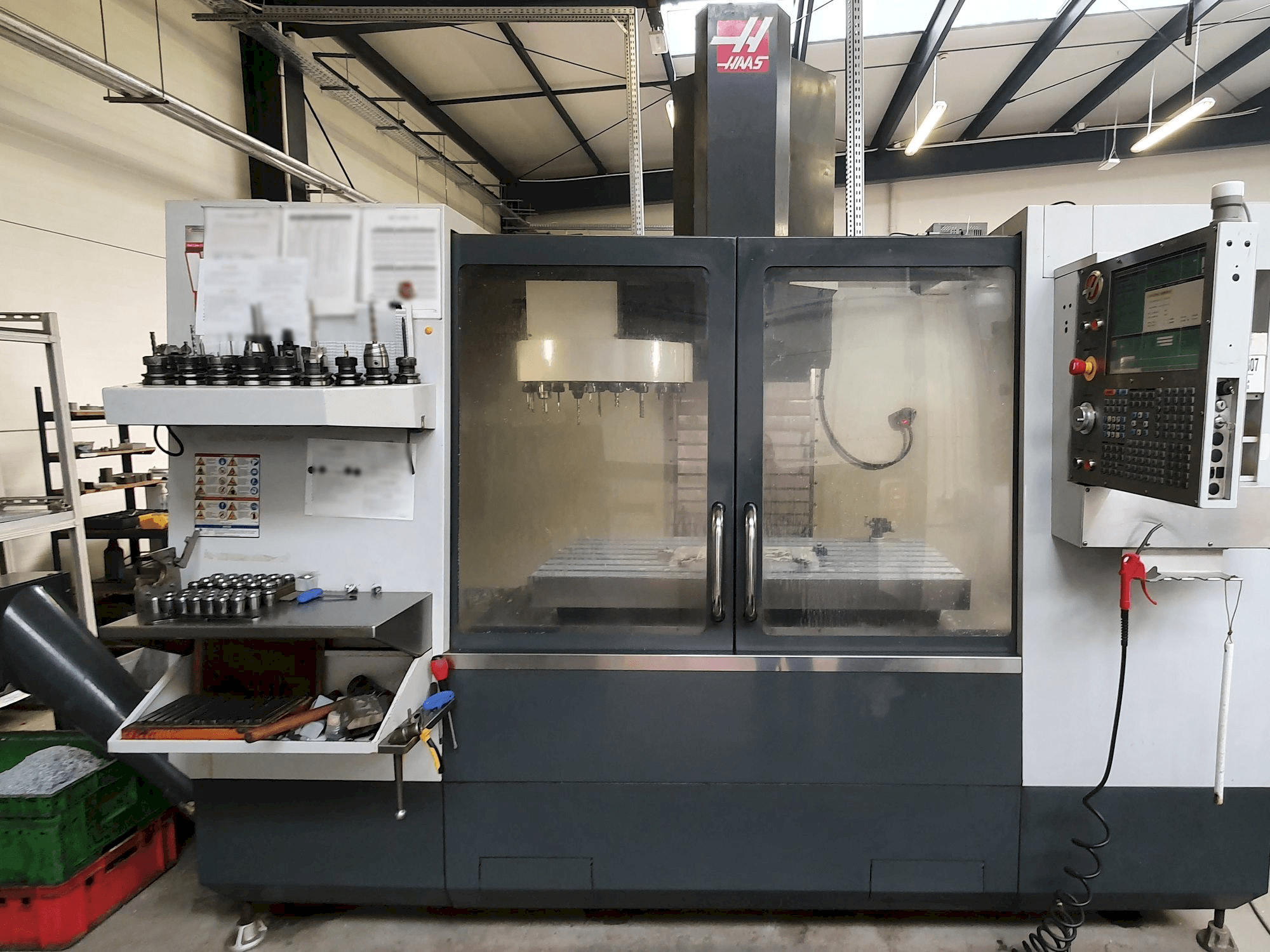 A HAAS VF-3YT gép elölnézete
