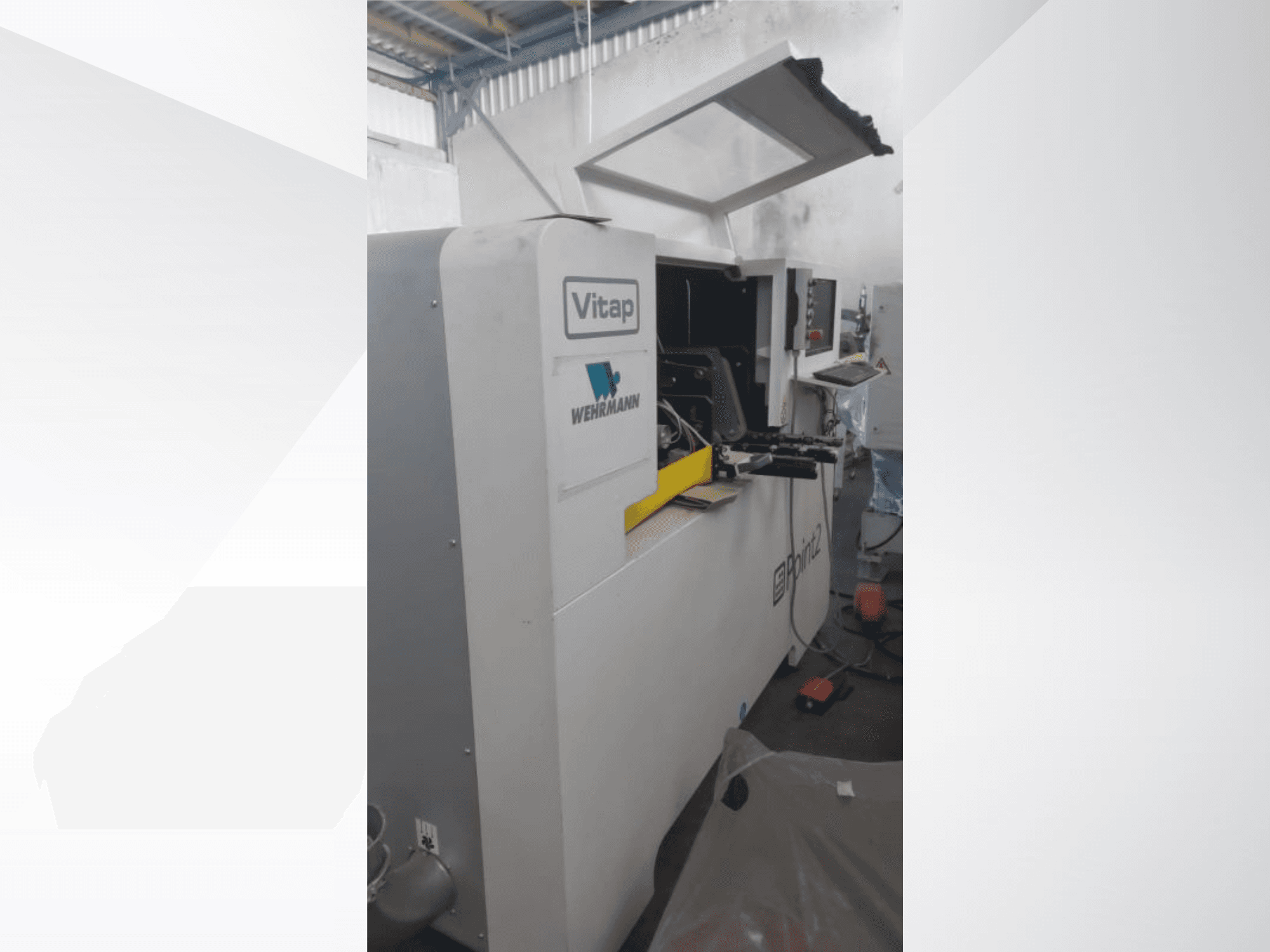 A VITAP POINT 2 CNC megmunkálóközpont oldalnézete, a kezelőpanellel és a hozzáférést biztosító nyitott burkolattal.