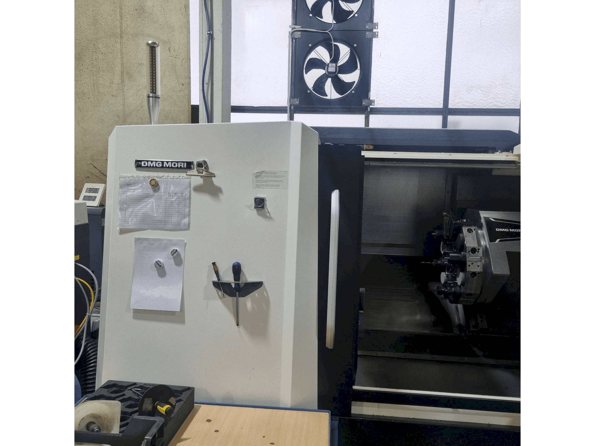 A DMG MORI CLX 450 V4 gép elölnézete
