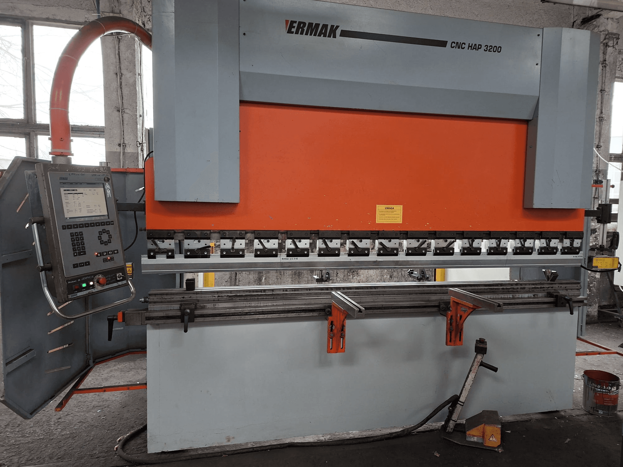 Ermak CNC HAP 3200 sajtolófék, elölnézet, narancssárga és szürke testtel, digitális kijelzővel ellátott vezérlőpanellel és állítható szorítókkal.