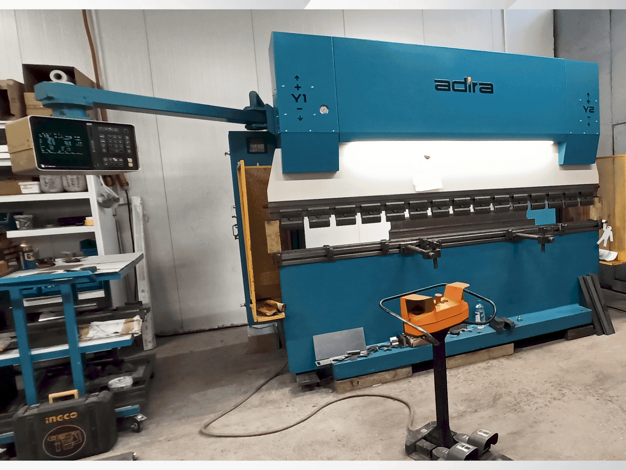 A ADIRA QIH-11030 DNC CR gép elölnézete