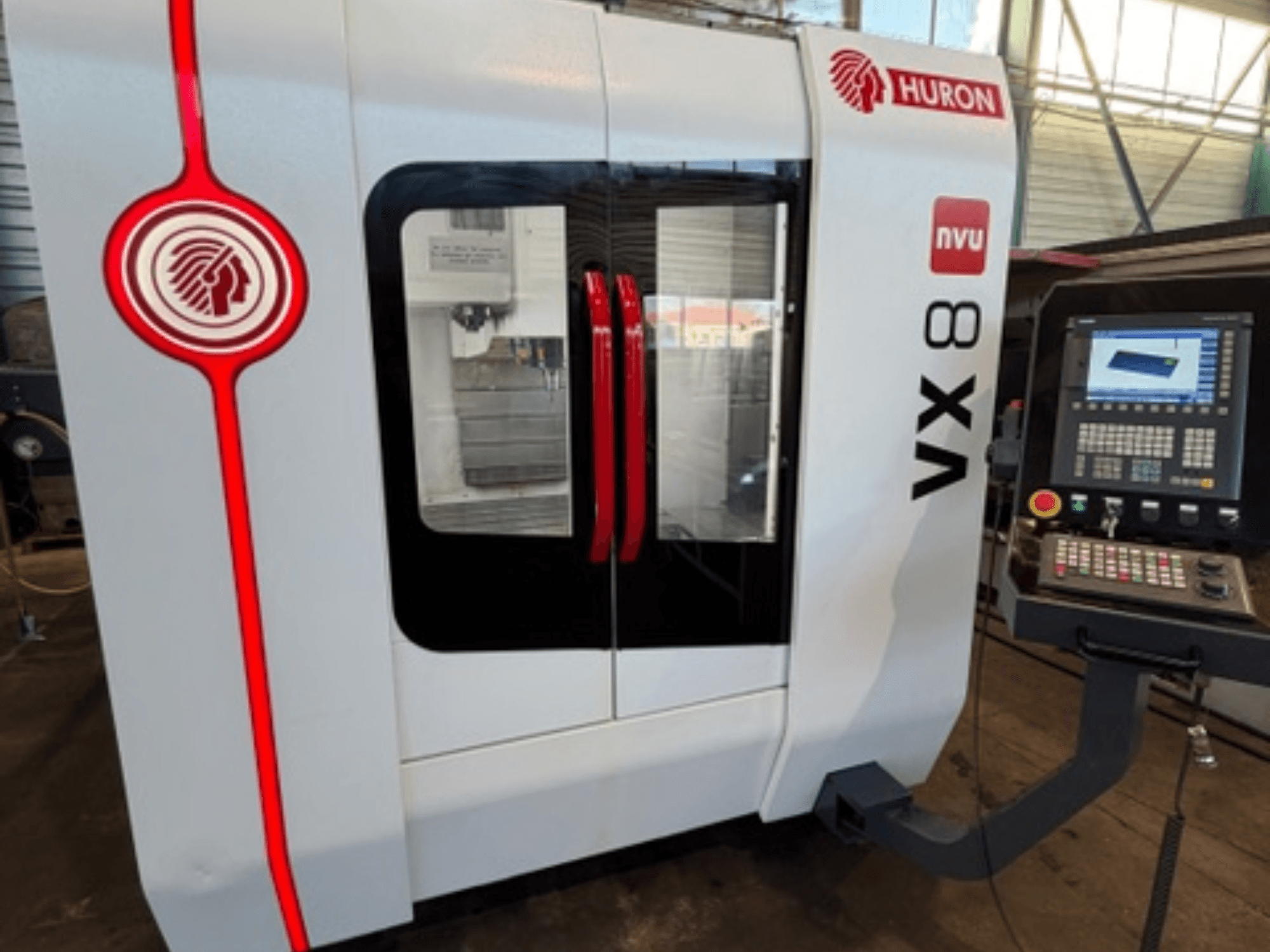 Huron VX 8 NVU marógép fehér és piros színben, elölnézetben, gombokkal és kijelzővel ellátott kezelőpanellel.