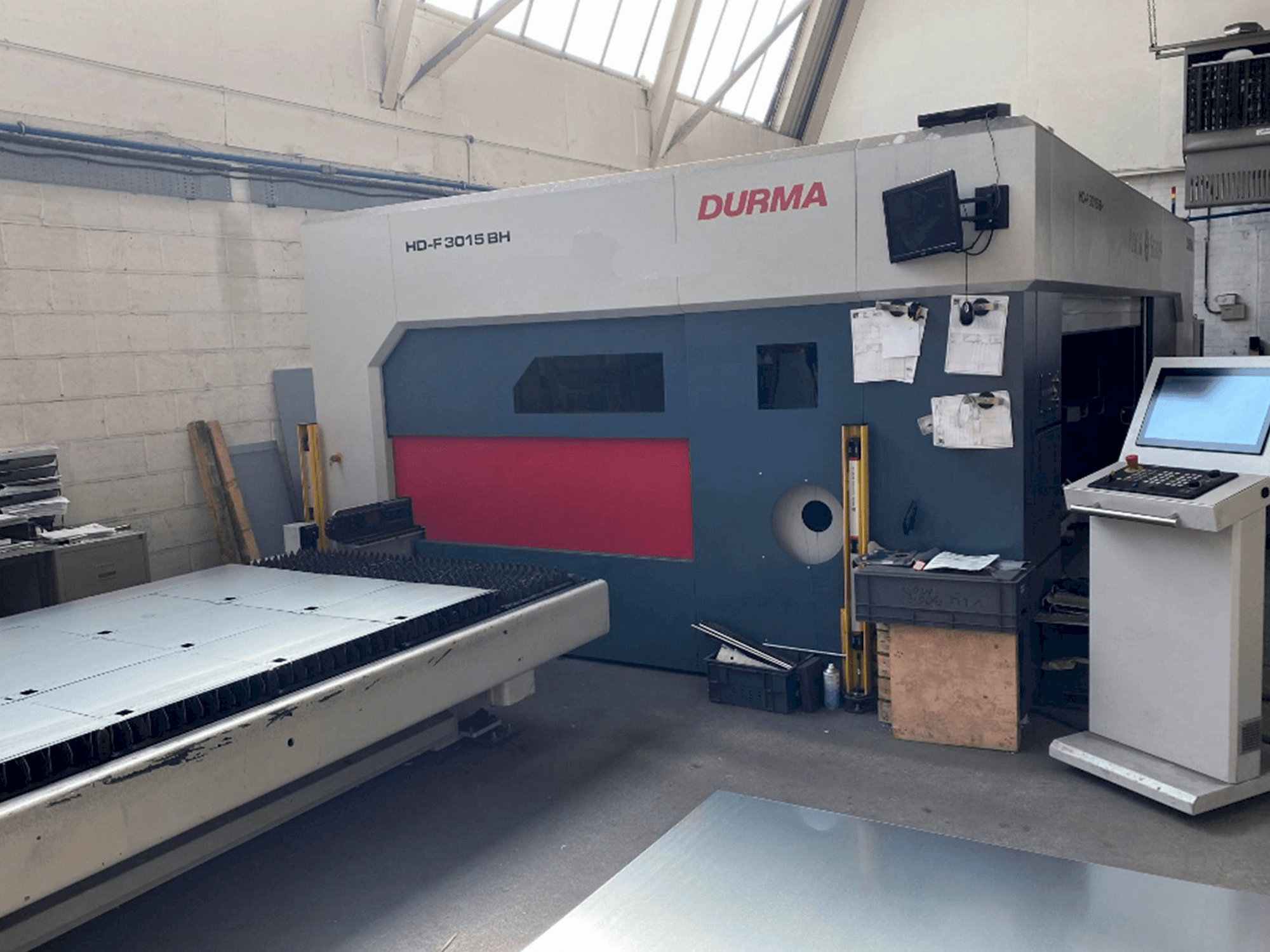 A Durma HD-F 3015 BH 4kW Fiber gép elölnézete