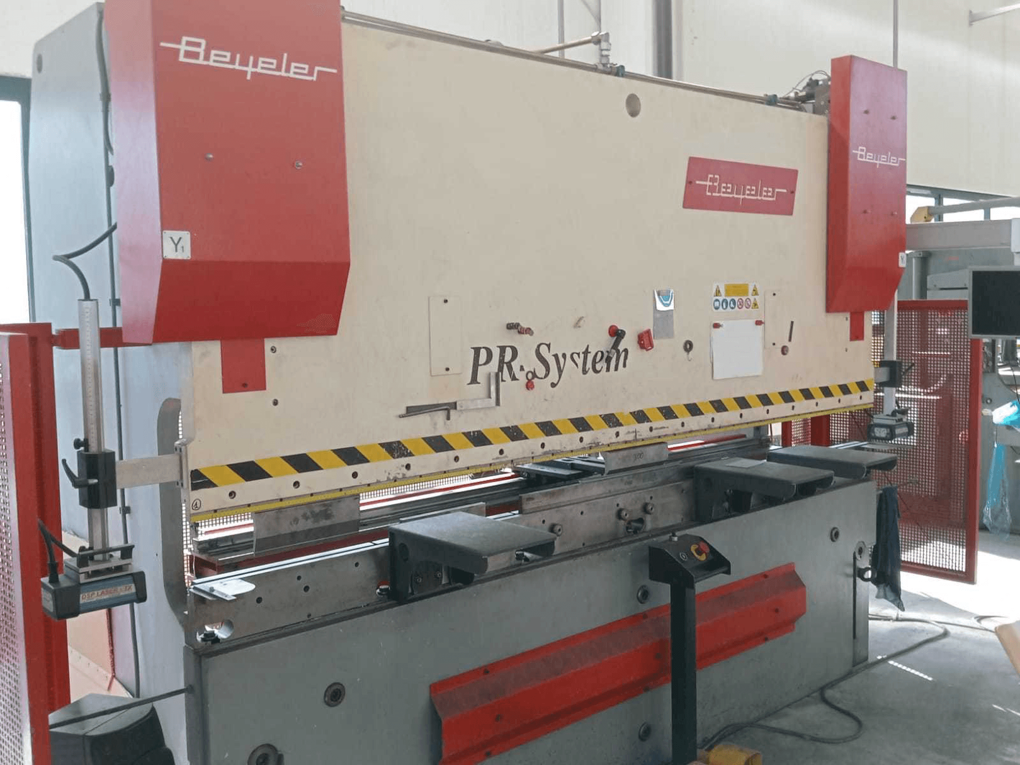 A BEYELER PR6 1500 KN X 3000 MM gép oldalnézete