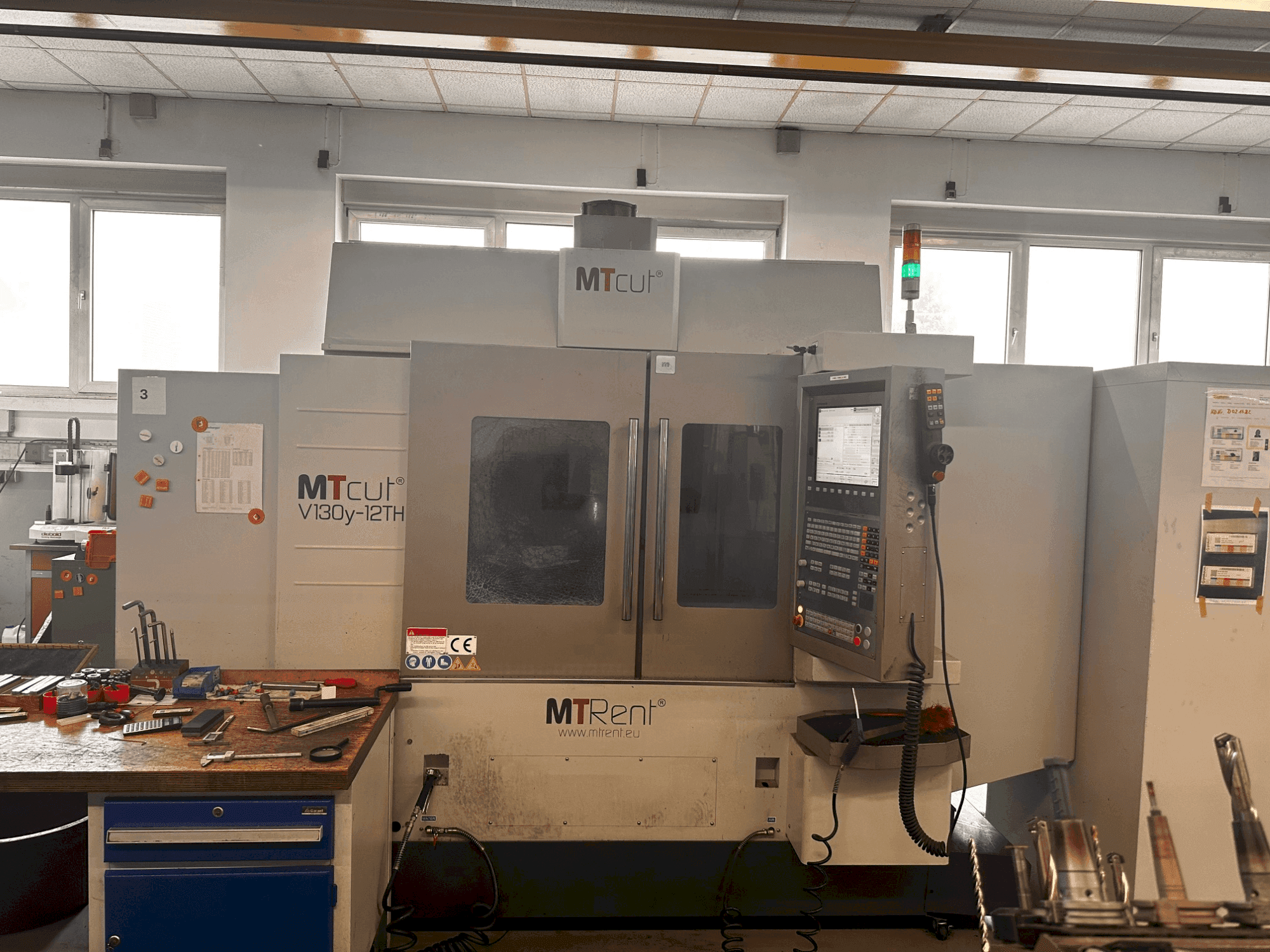 A MTcut V130y-12TH gép elölnézete