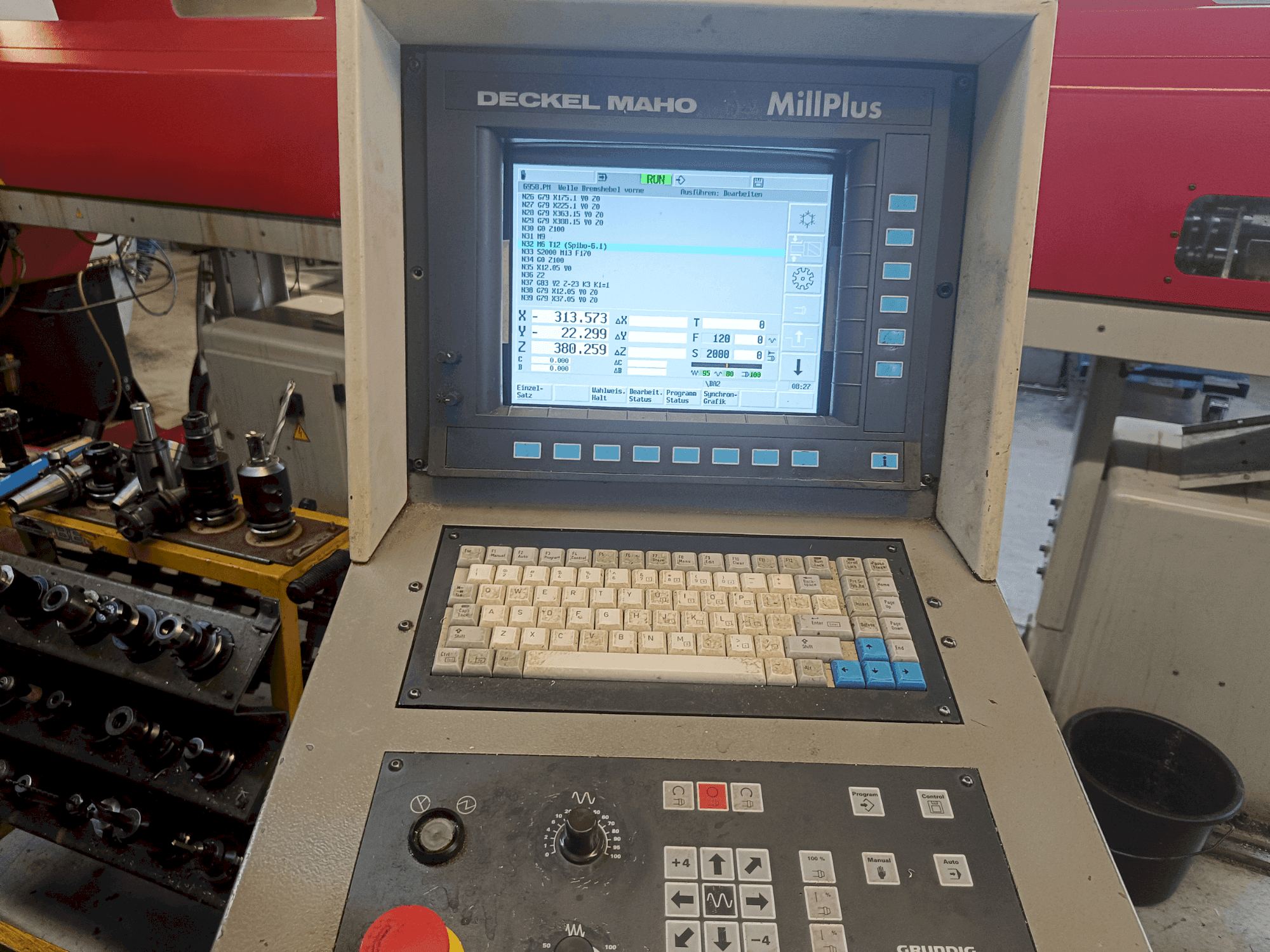A DECKEL MAHO DMU 50V gép elölnézete