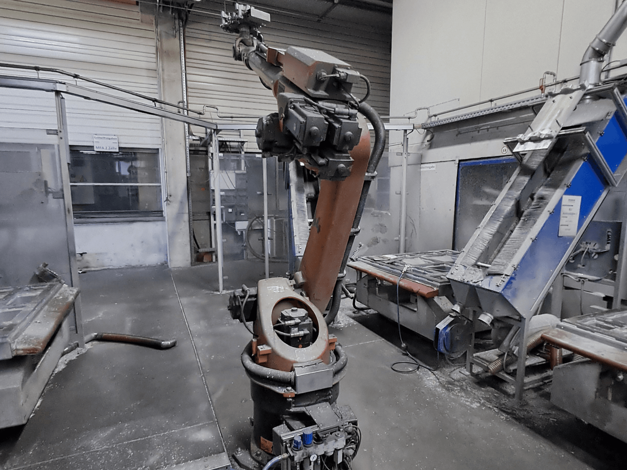 KUKA KR 30L16-2 robotkar műhelyi környezetben, elölnézetből, a háttérben látható porral és gépekkel.