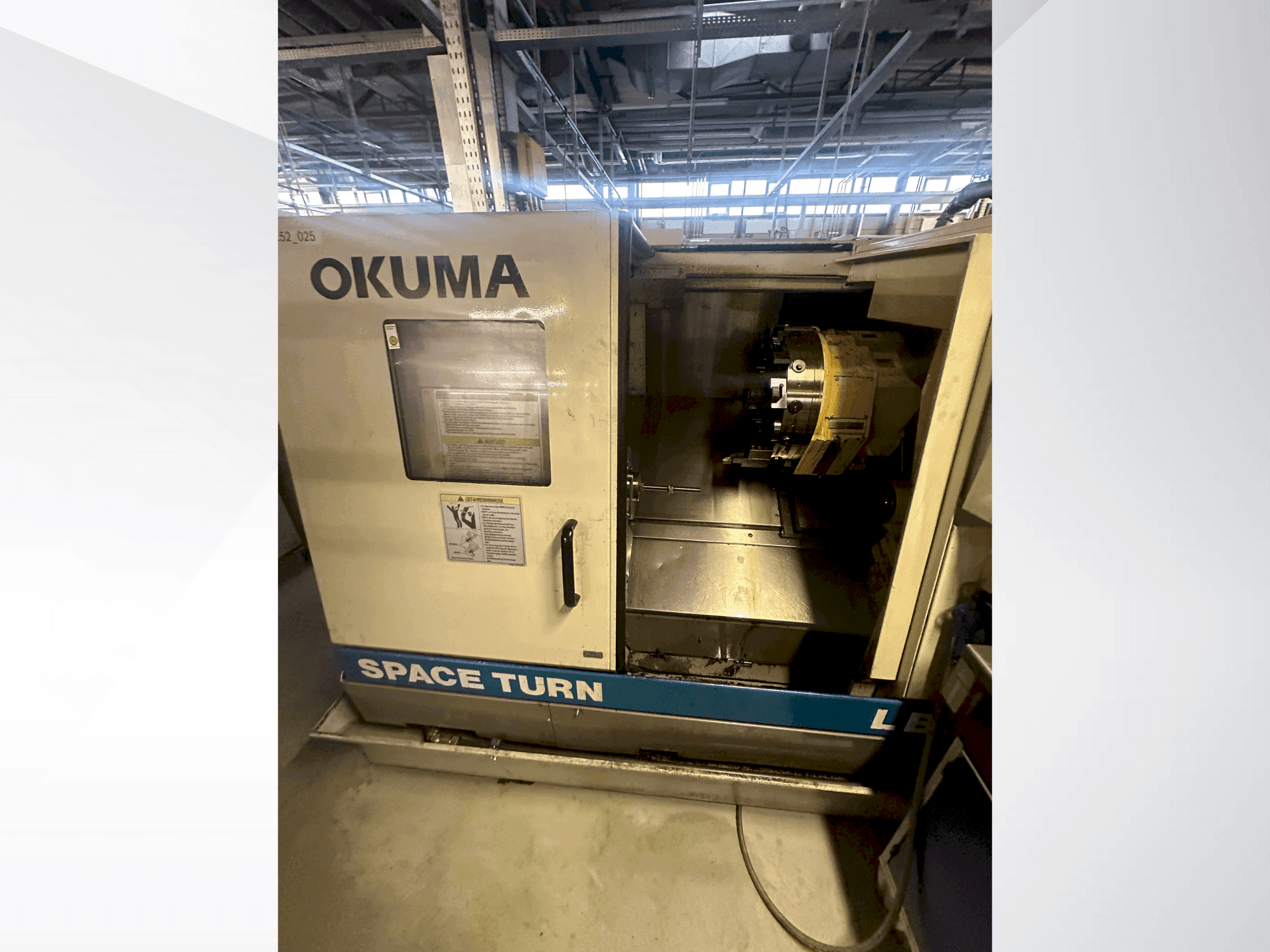 A Okuma LB 300 gép elölnézete