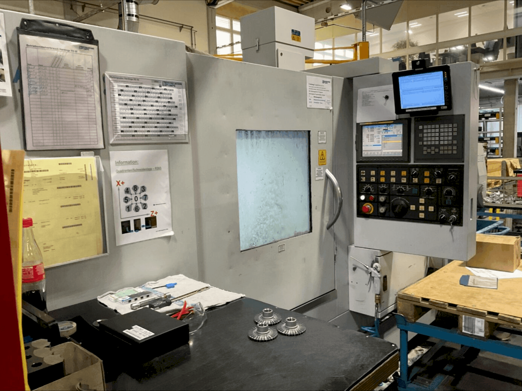 A HARDINGE RS65 gép elölnézete