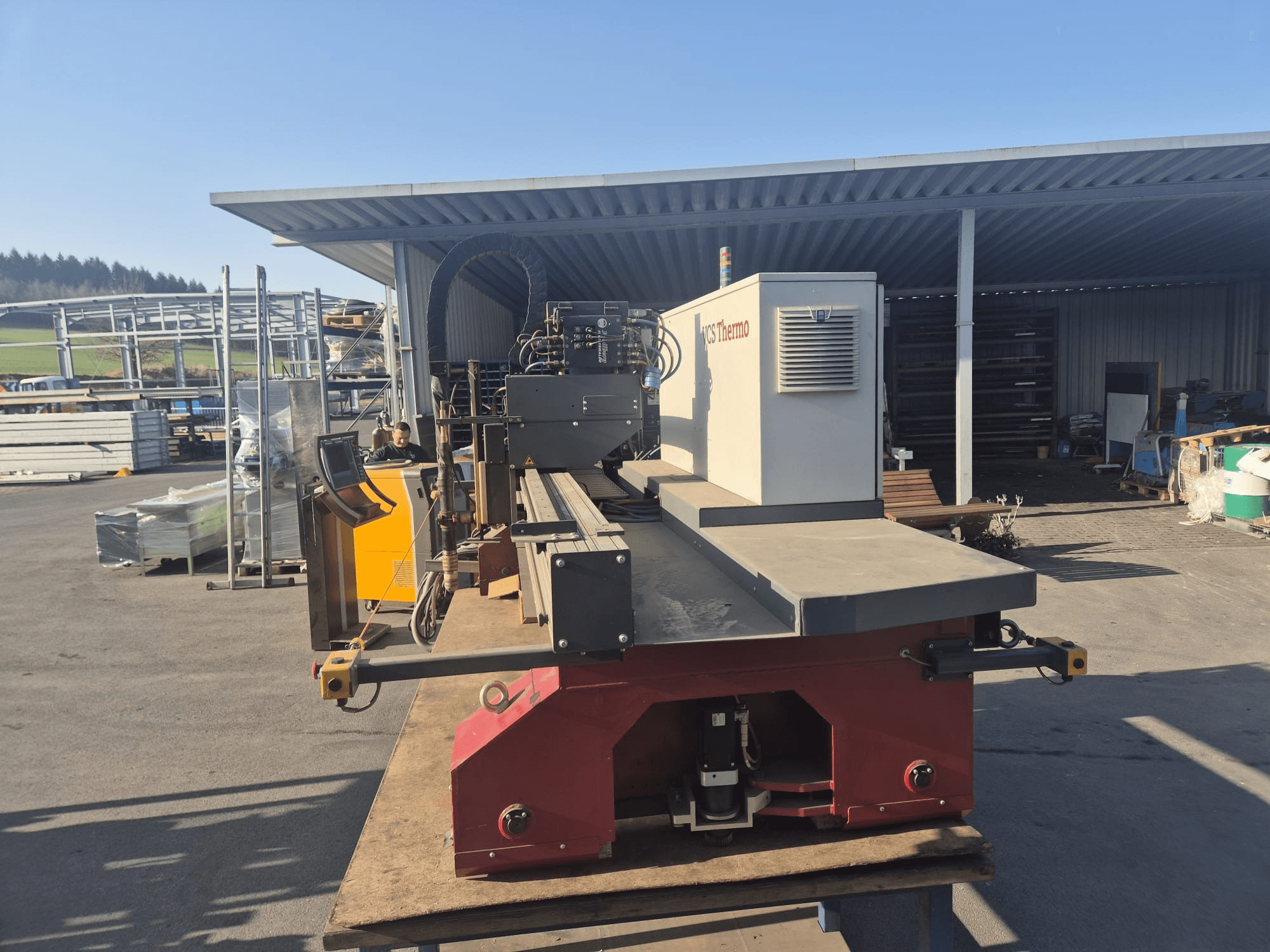 A VOORTMAN VACAM VCS termoplazmavágó gép előlapja a munkafelületen, a vezérlőpanel és a vágási terület bemutatása.