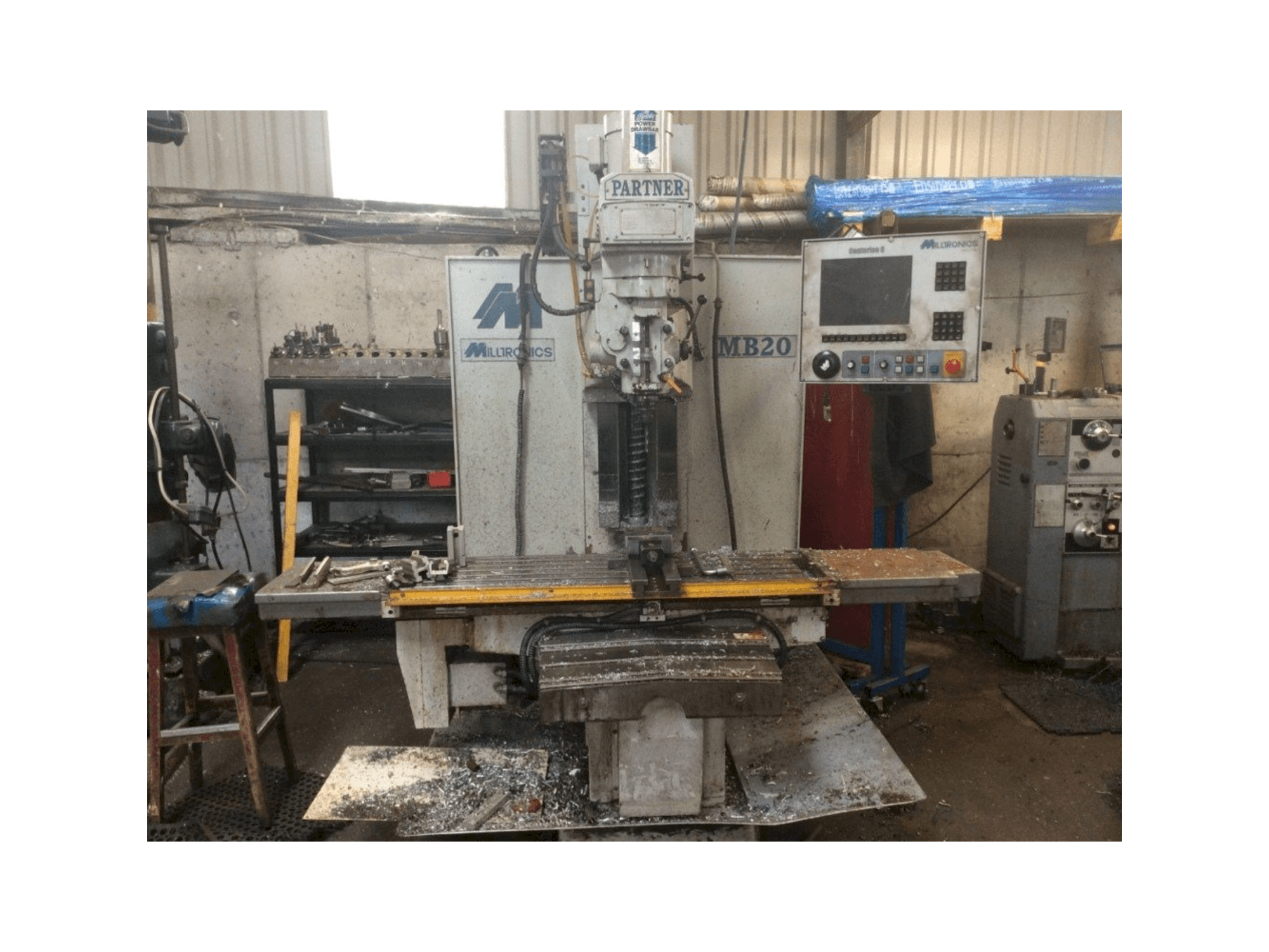 A MILLTRONICS MB20 gép elölnézete