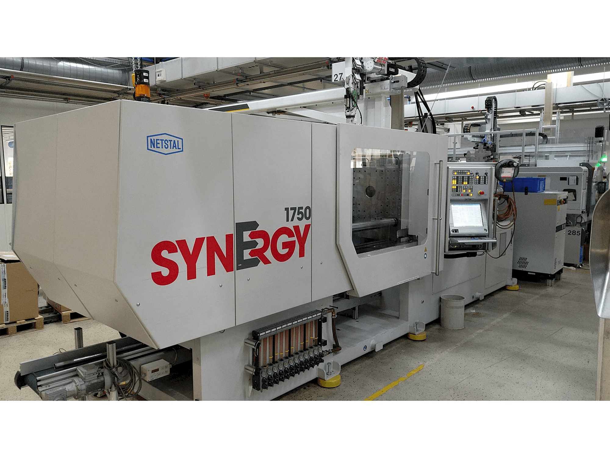 A Netstal SynErgy 1750-600 gép elölnézete