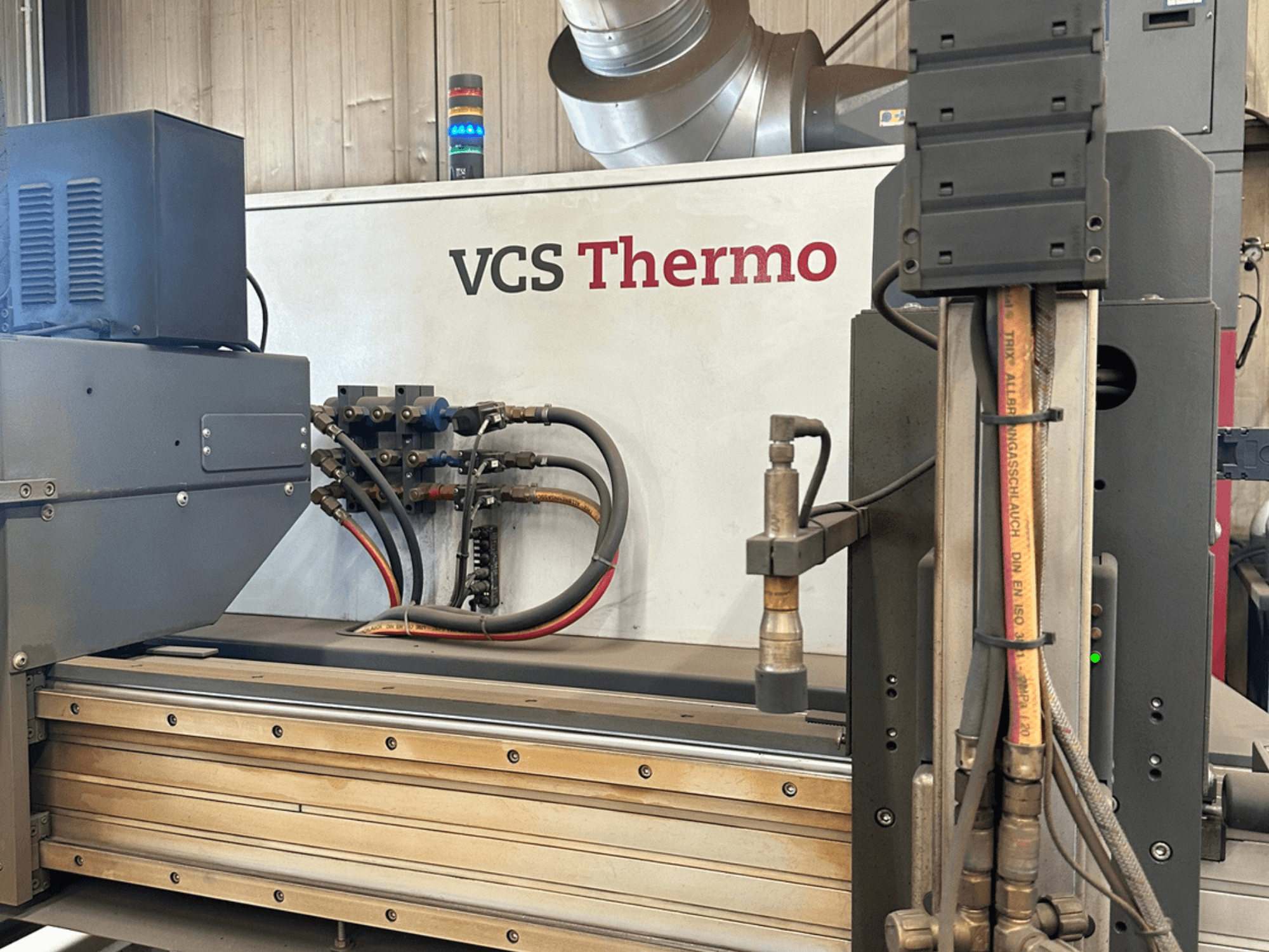 Hypertherm HPR130XD plazmavágó gép, oldalnézet, amelyen láthatók a csatlakozások, a vezérlőpanel és a működési alkatrészek.