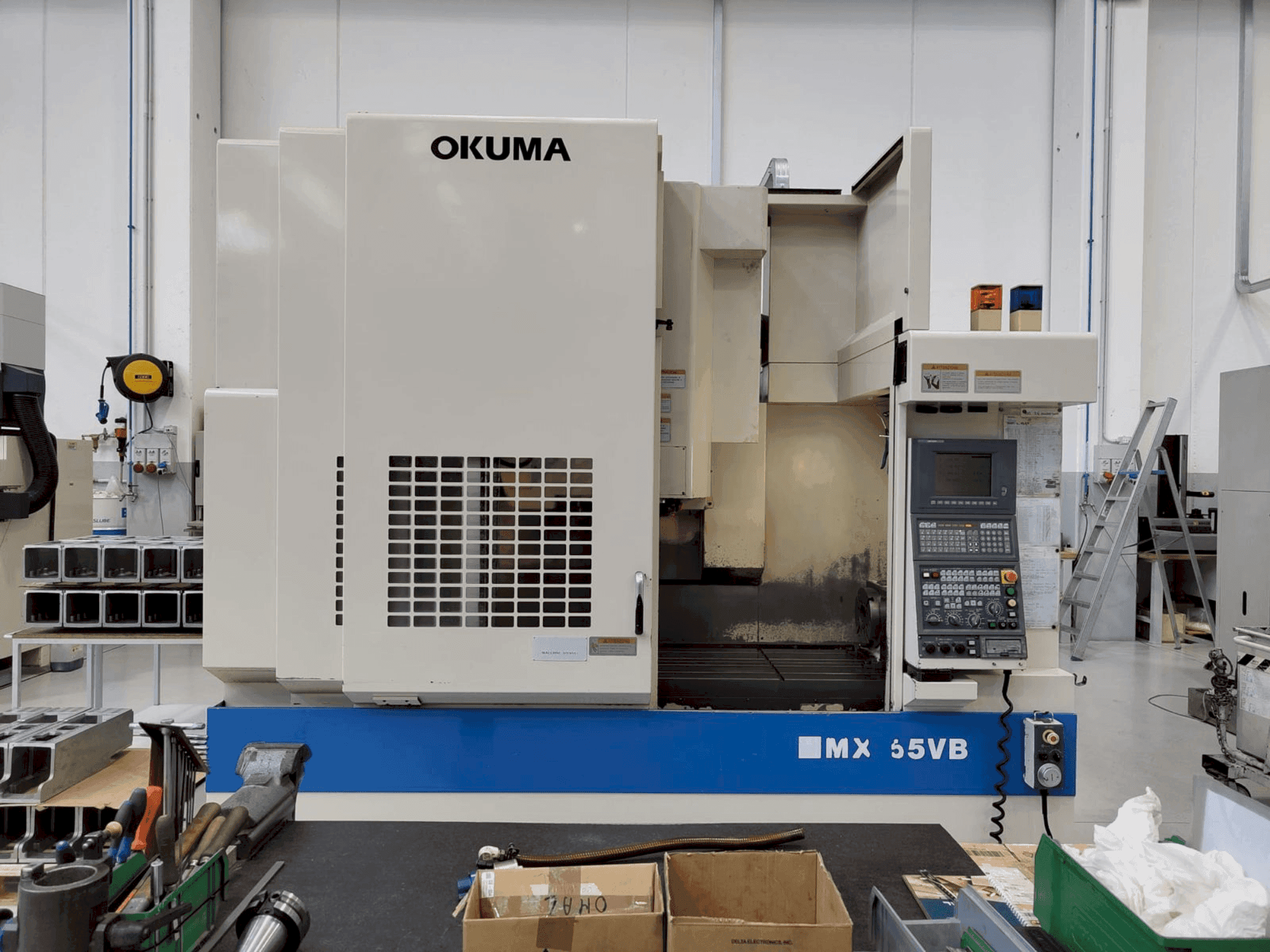 A Okuma MX 55 VB gép elölnézete