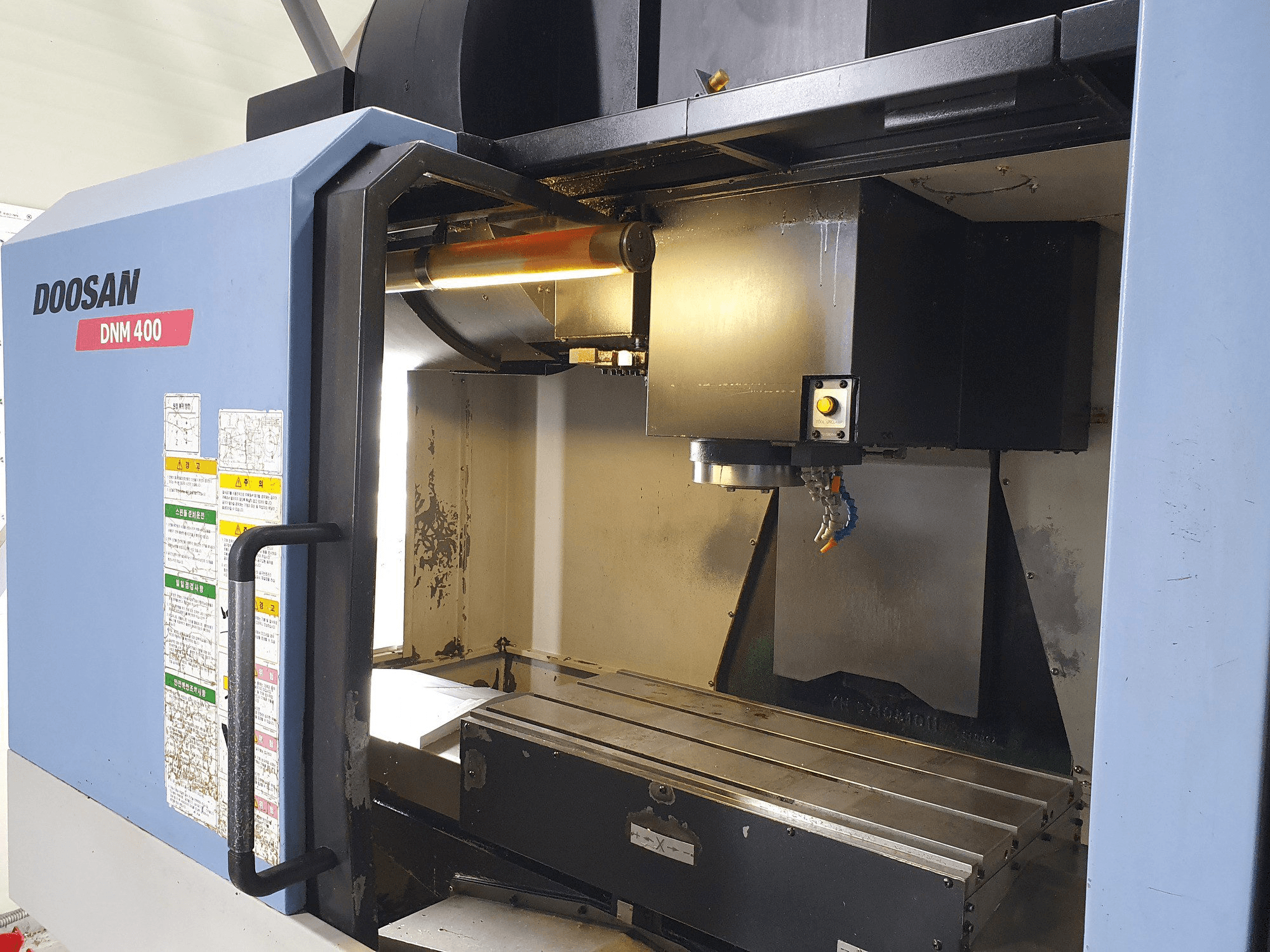 A Doosan DNM400 gép elölnézete