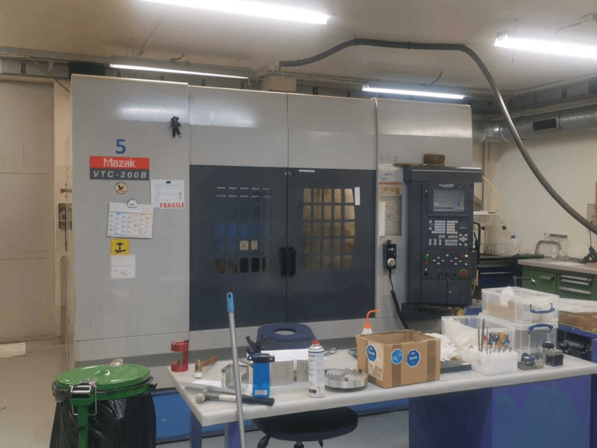 A Mazak VTC 200B gép elölnézete