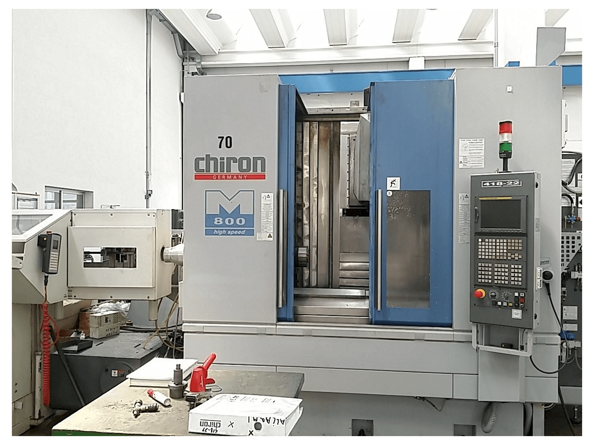 A CHIRON Mill 800 gép elölnézete