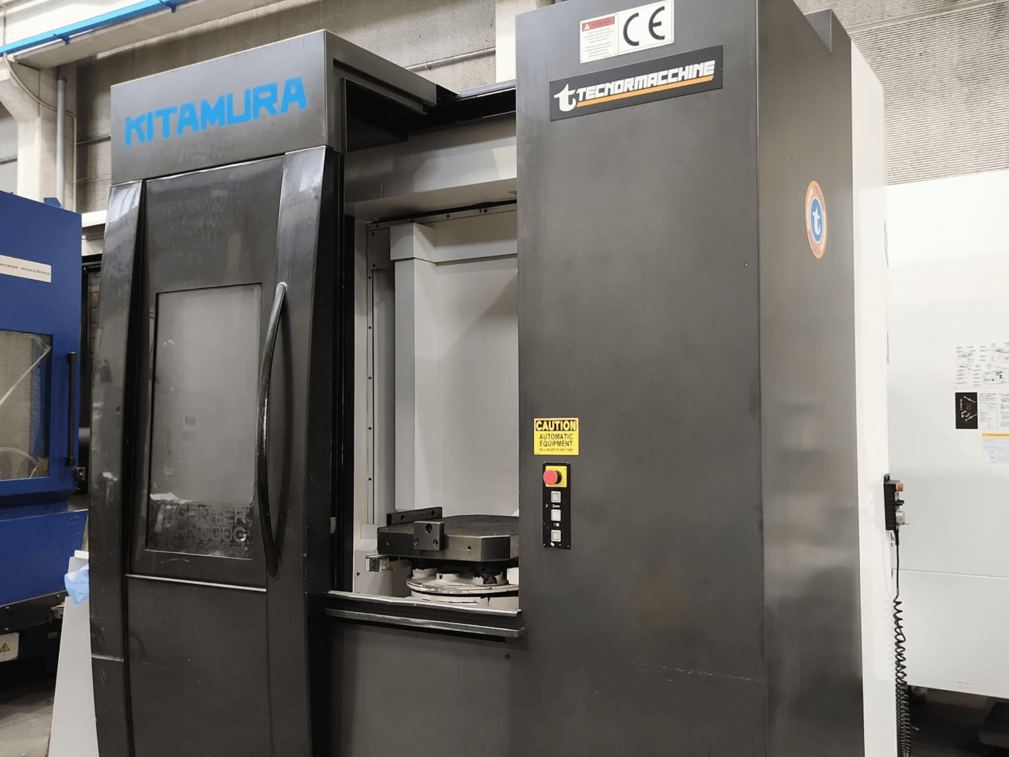 Kitamura Mycenter HX500iG vízszintes megmunkáló központ, elölnézet, amelyen látható a vezérlőpanel és a munkaterület.