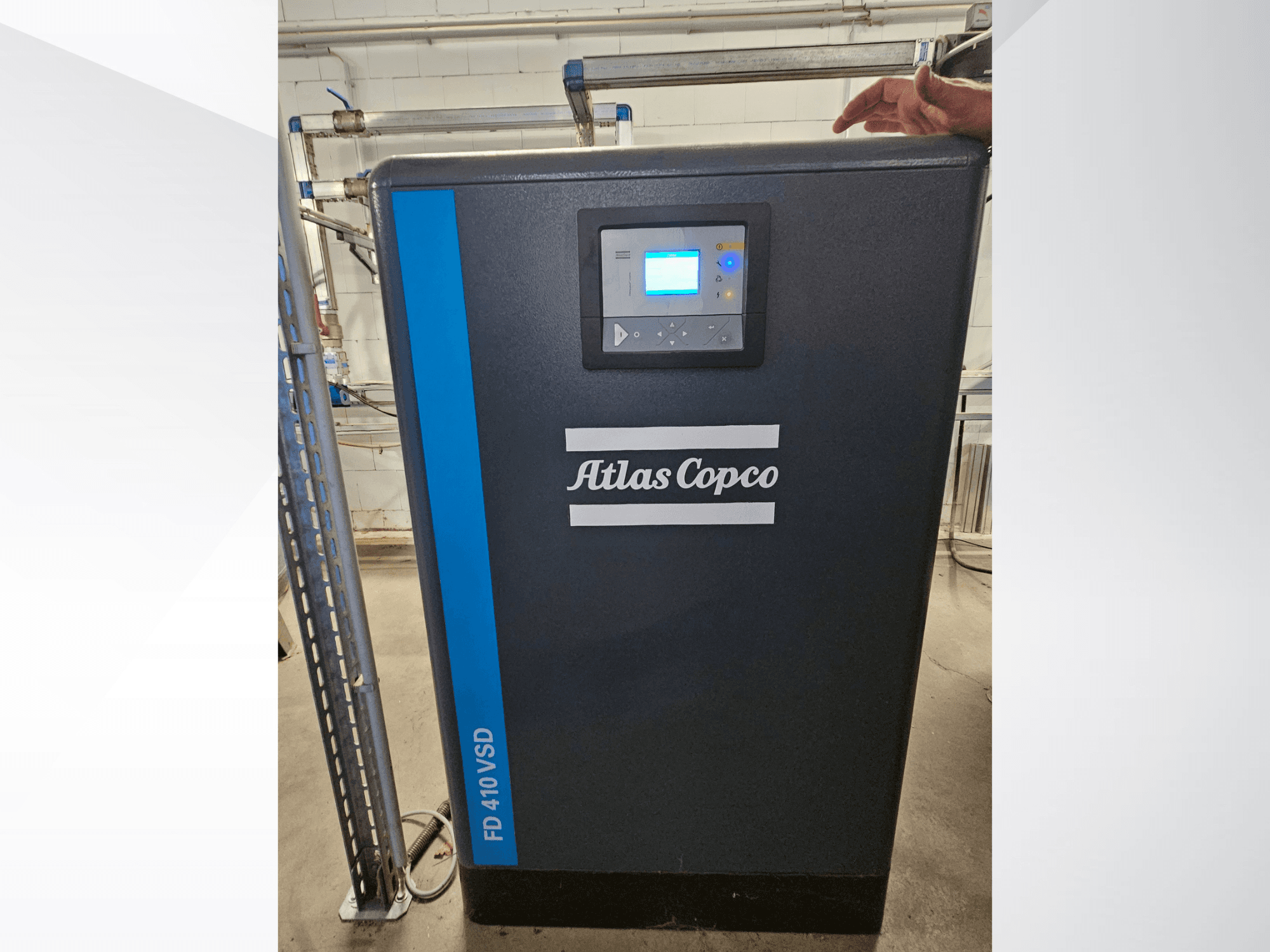 Atlas Copco GA 110 VSD+ légkompresszor elölnézetben, digitális kijelzővel és kék ékezetekkel a könnyű azonosíthatóság érdekében.