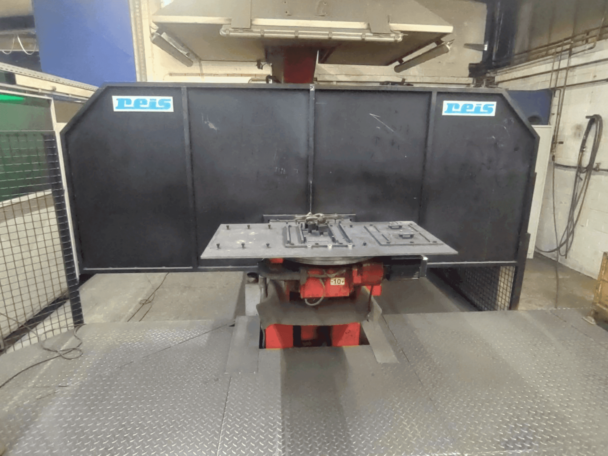 A Reis Robotics Robot System - RDT 40 / SRV 6 / RDT 40 gép elölnézete